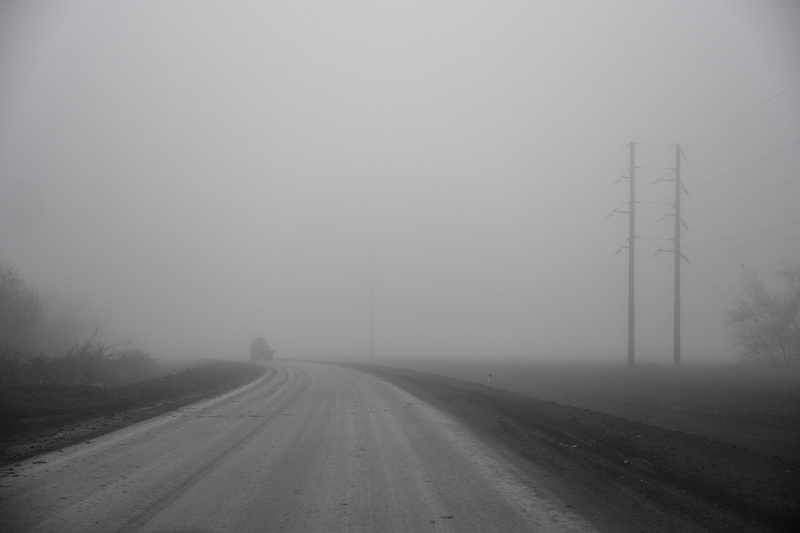 Дорога домой. Туман. Фотограф Роман Адлер