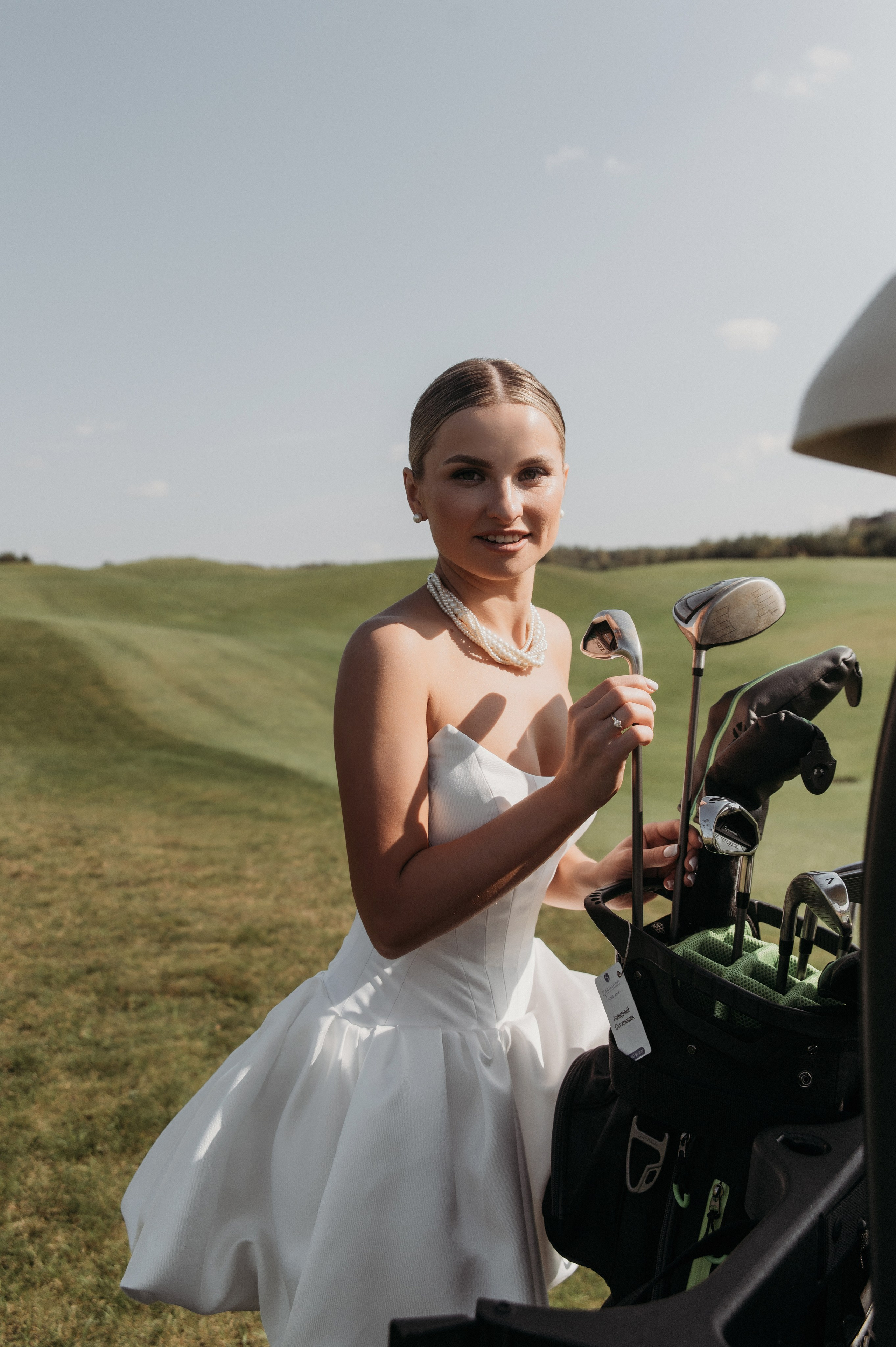 Свадебная фотосессия в Завидово гольф поле с утром невесты и красивым свадебным банкетом. Свадебный фотограф в Твери, Москве и Санкт-Петербурге Денисова Екатерина
