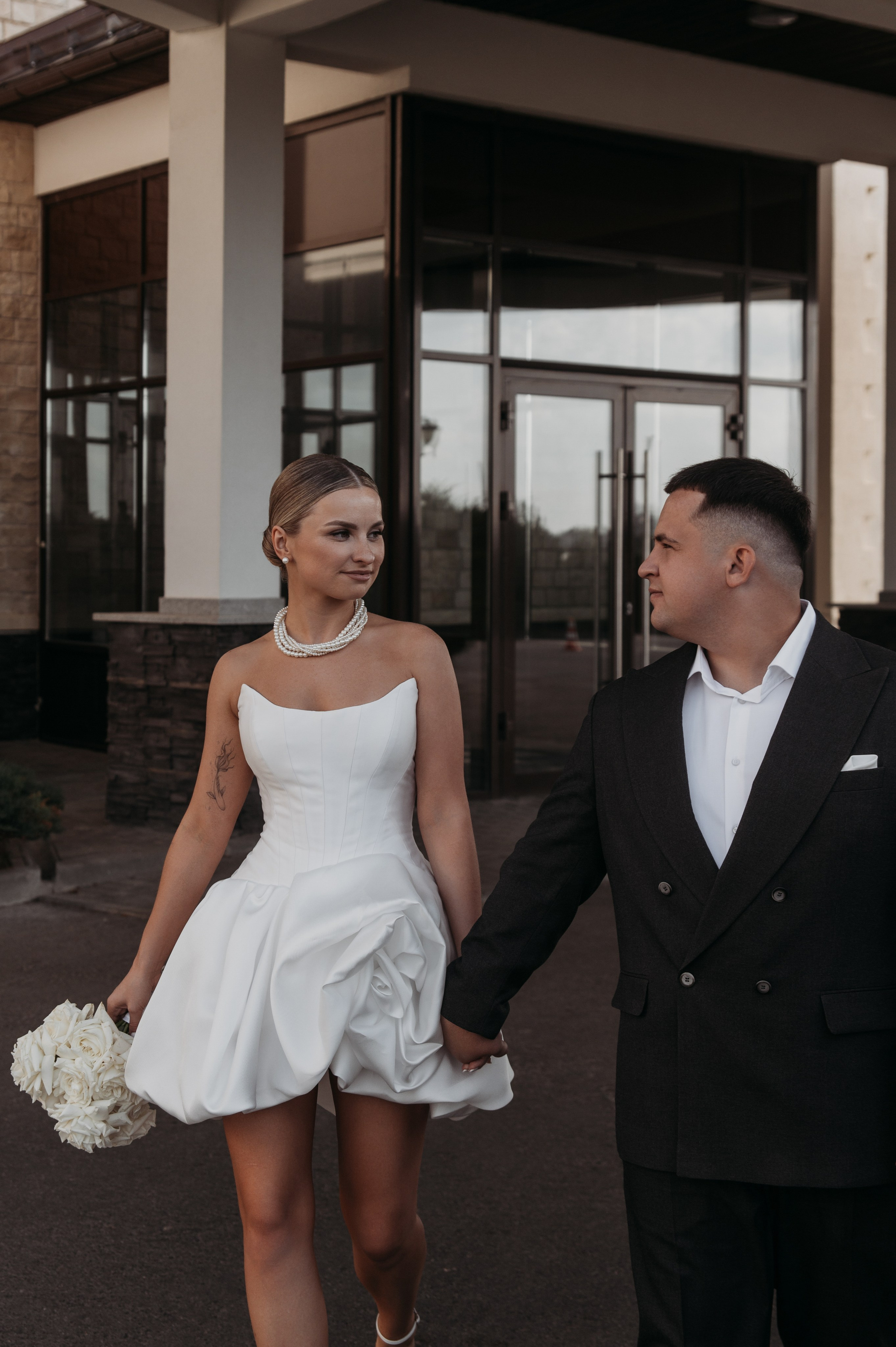 Свадебная фотосессия в Завидово гольф поле с утром невесты и красивым свадебным банкетом. Свадебный фотограф в Твери, Москве и Санкт-Петербурге Денисова Екатерина