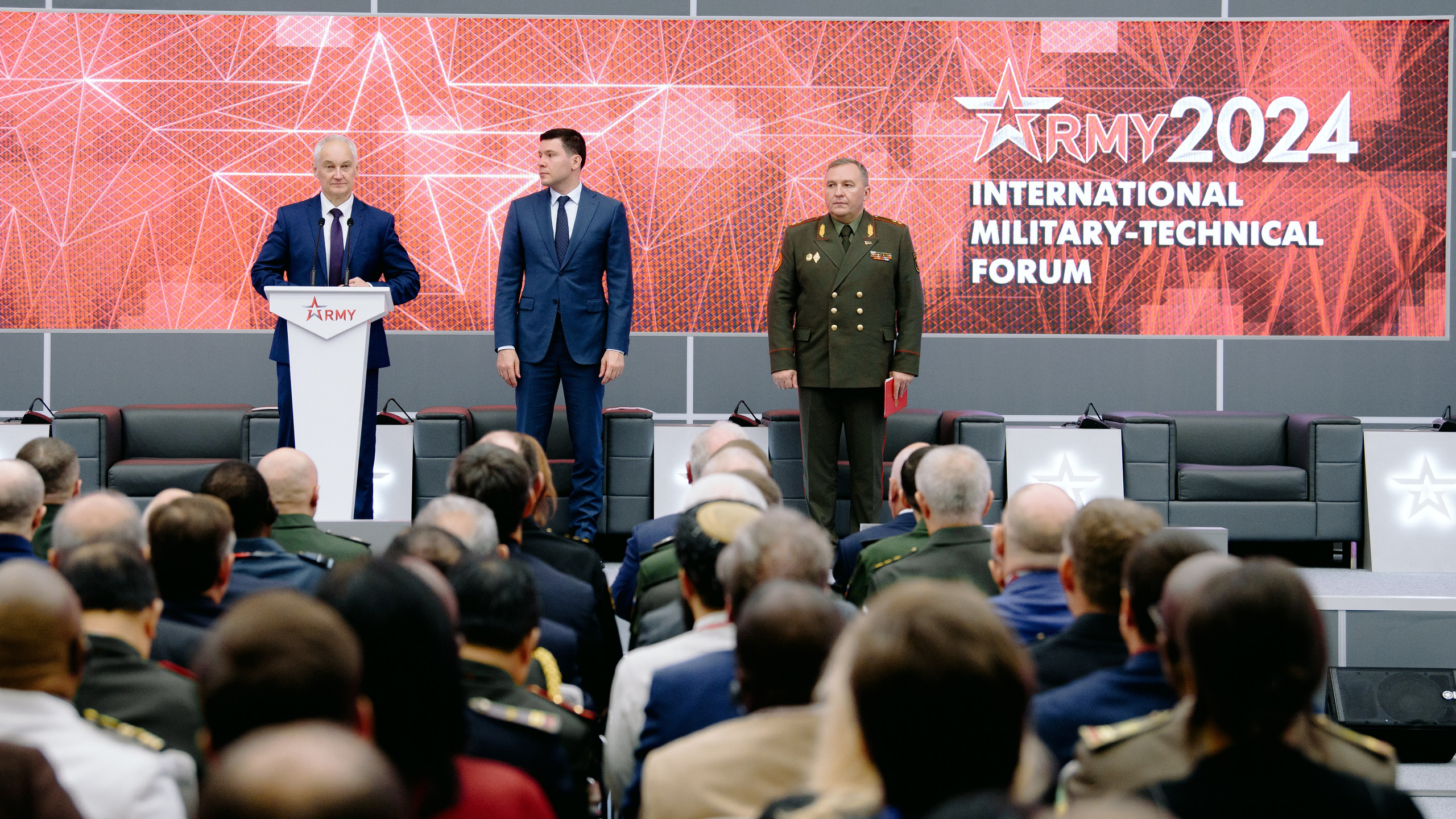 Фотография с выставки, на которой изображены участники, обсуждающие экспонаты.  Фотография репортажного характера, запечатлевшая важный момент корпоративного мероприятия. Министр обороны РФ Белоусов. Чемезов Роснано. Армия 2024. Вероника Скворцова