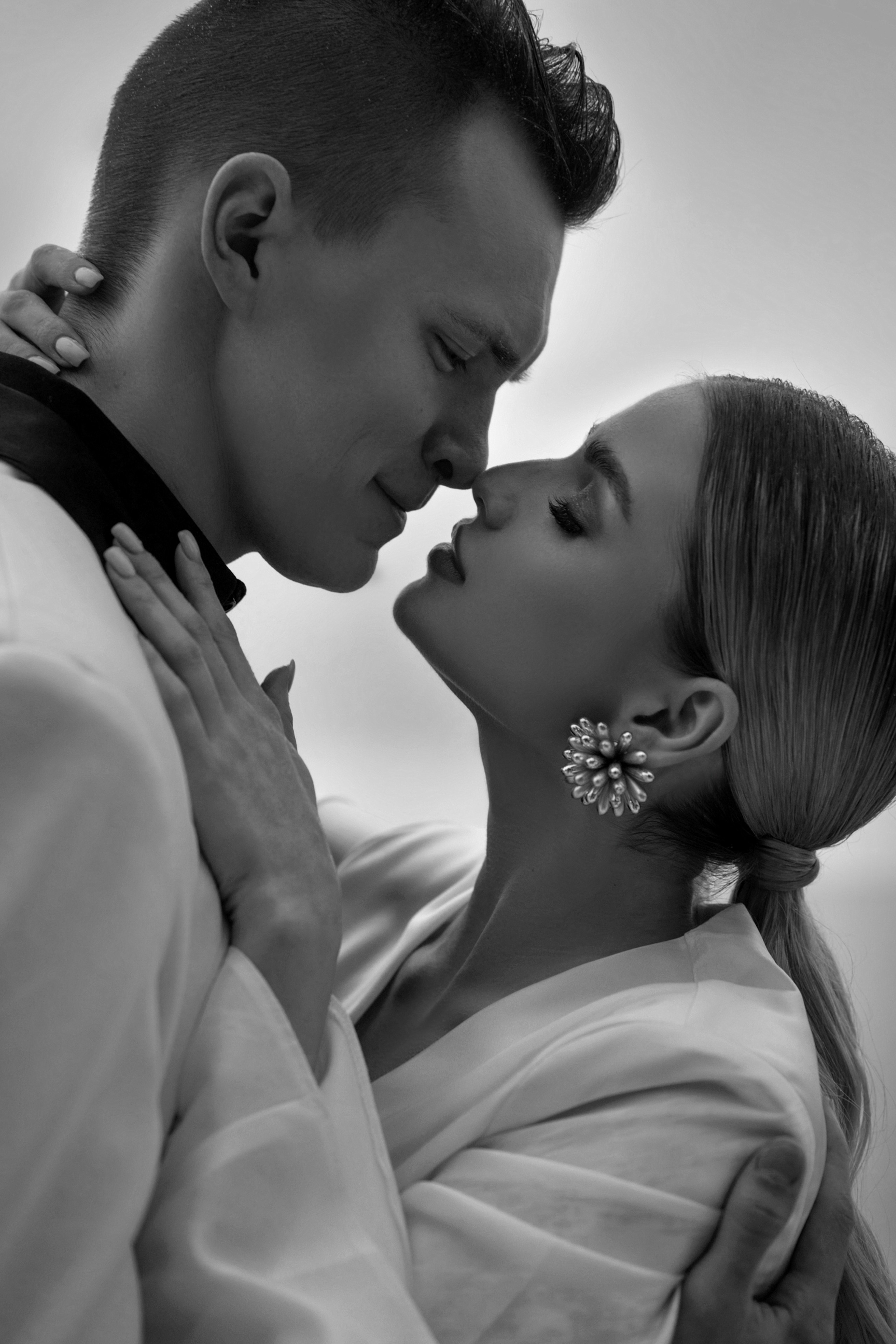 Мужчина и женщина целуются у бассейна.