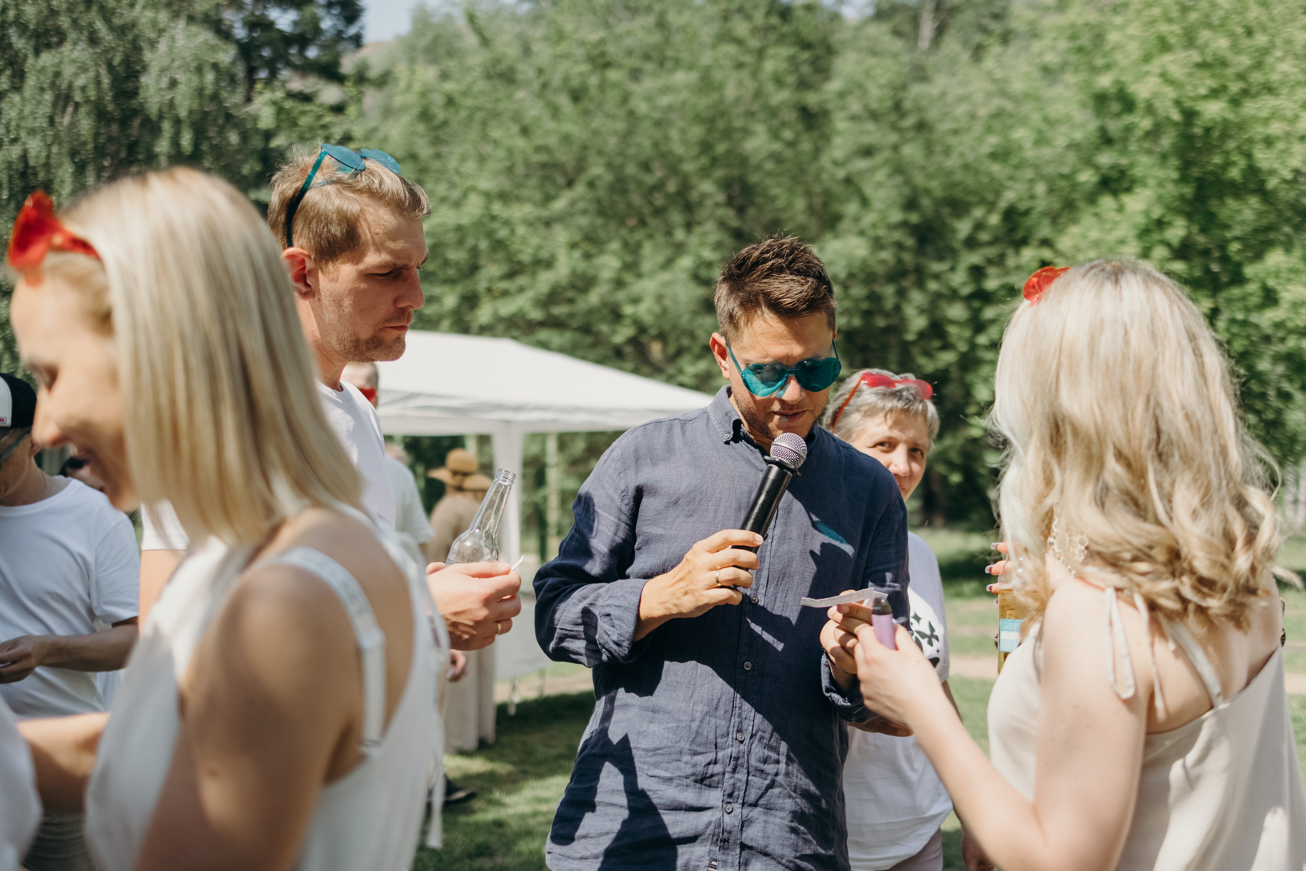 Ведущий разыгрывает лотерею на гендер пати