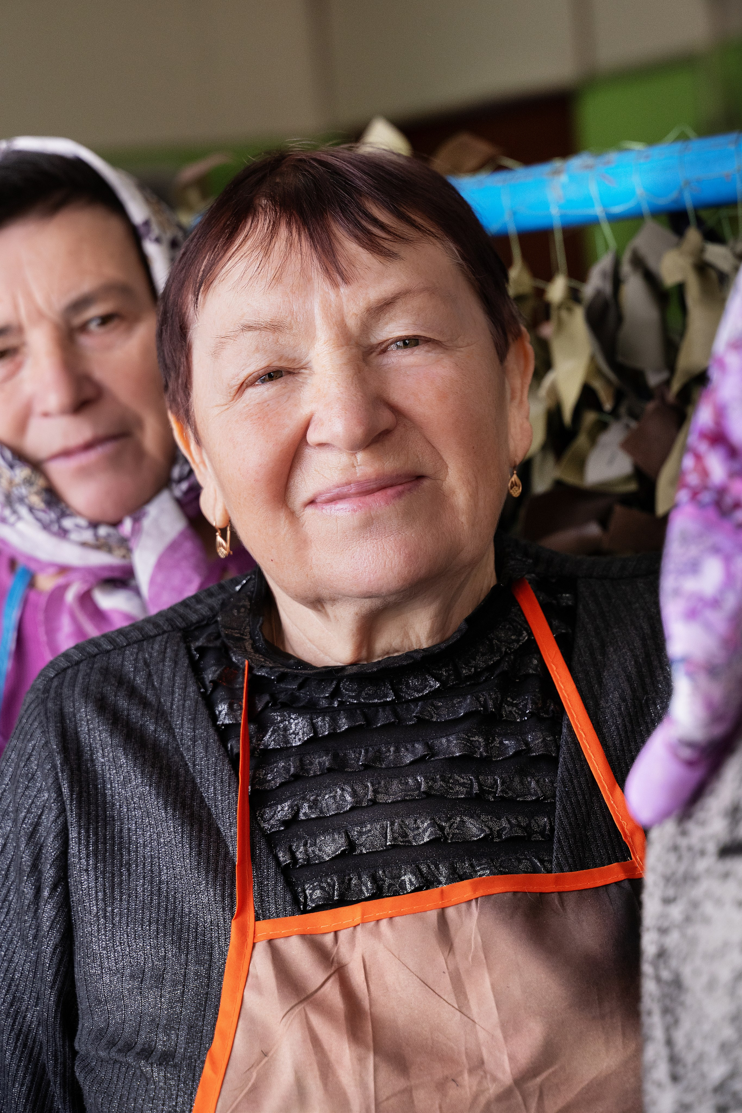 Современные труженницы тыла-женщины в плетут маскировочные сети. Главная