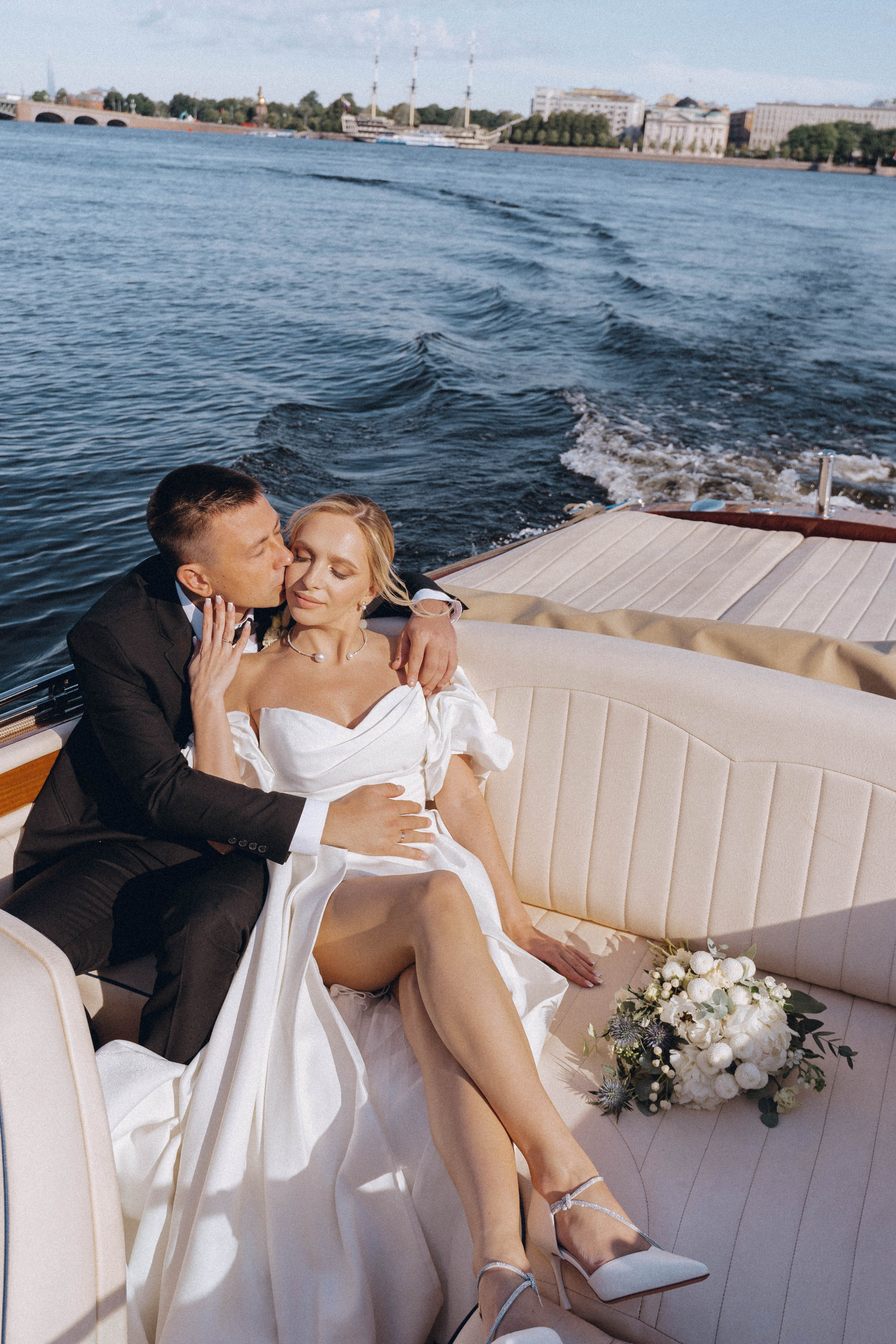 СВАДЕНБНАЯ СЬЕМКА НА КАТЕРЕ ПО КАНАЛАМ САНКТ-ПЕТЕРБУРГА И В АКВАТОРИИ НЕВЫ. Профессиональный фотограф, Санкт-Петербург — Виктория Богомолова