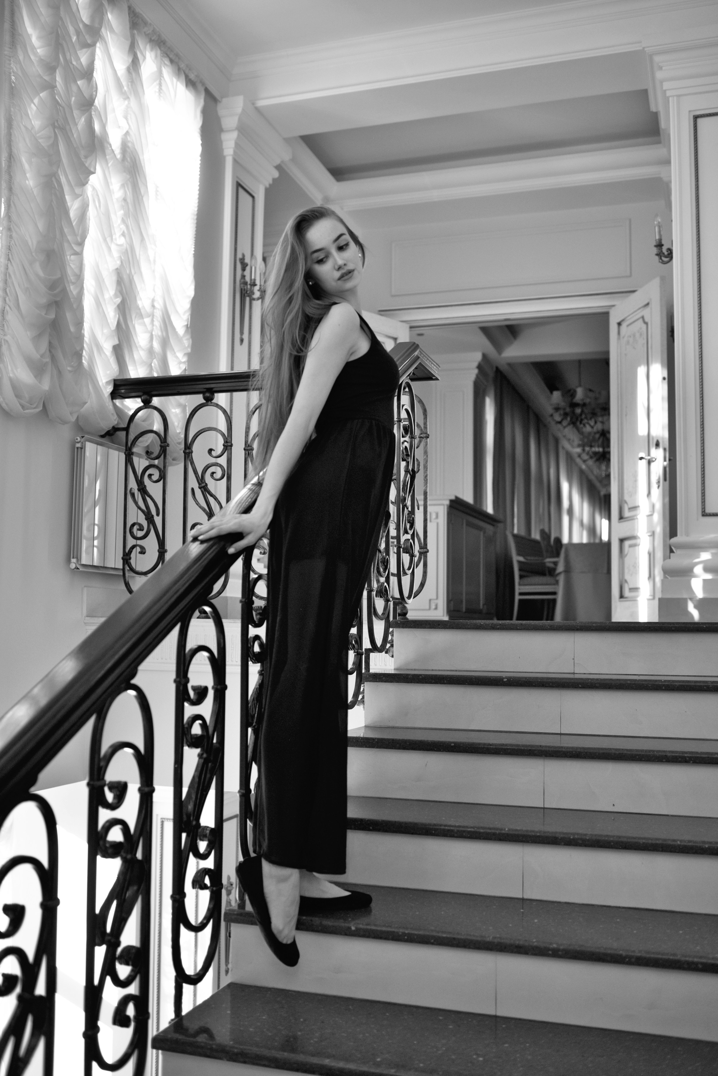 Фотосессия красивой, молодой девушки на лестнице в ресторане. Юля Лескова