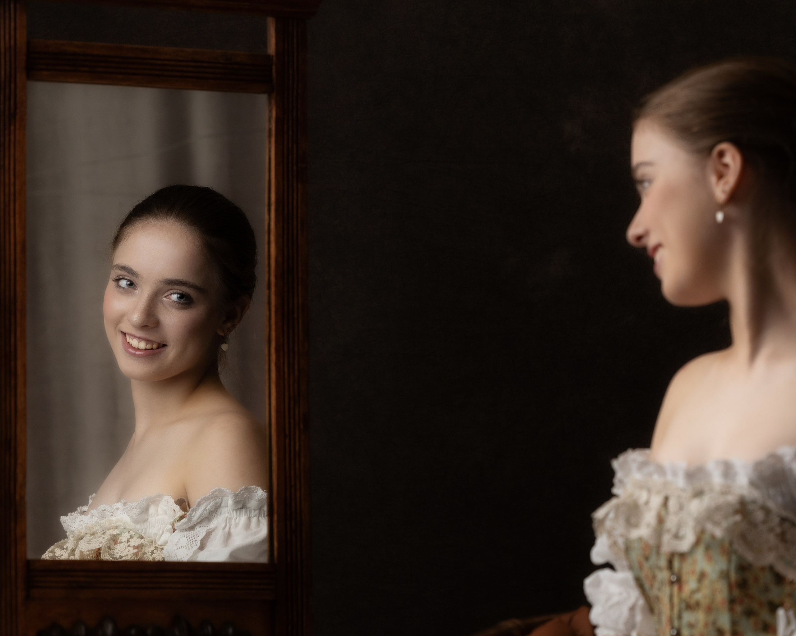 Фотостудия Кинешма. отражение девушки в зеркале.