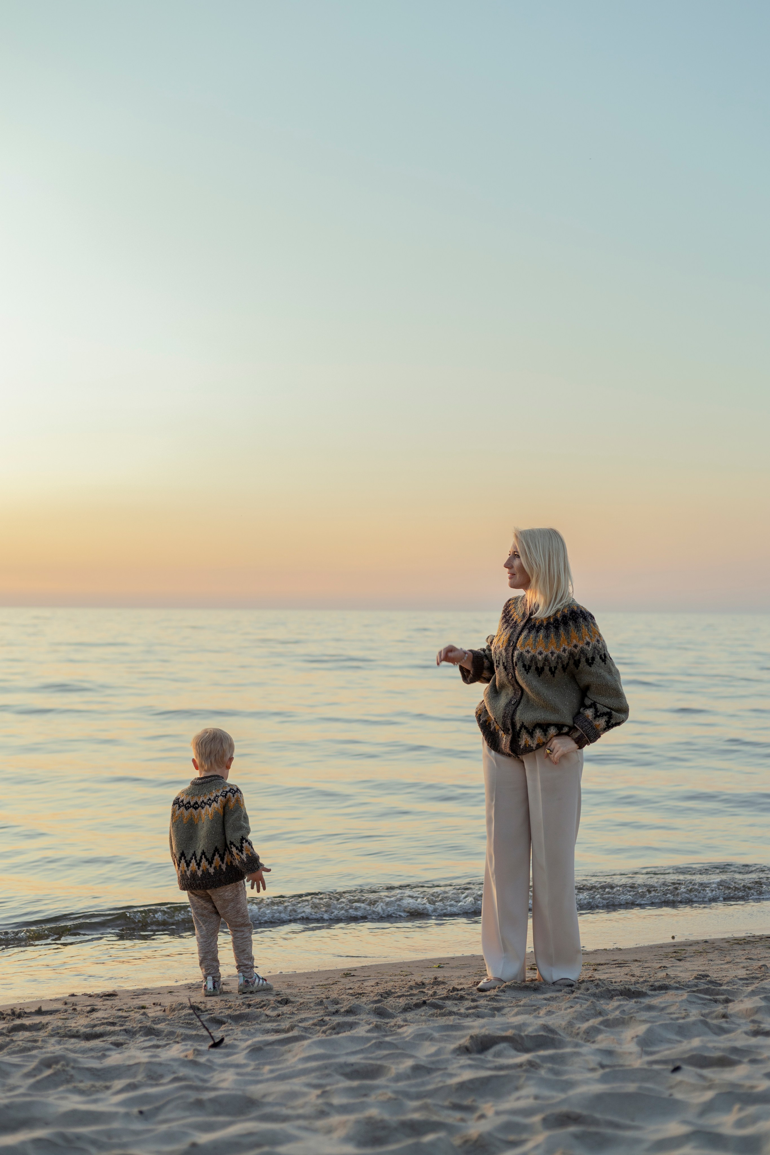 Семья на море в золотой час. Фотограф Анастасия Горлач в Калининграде