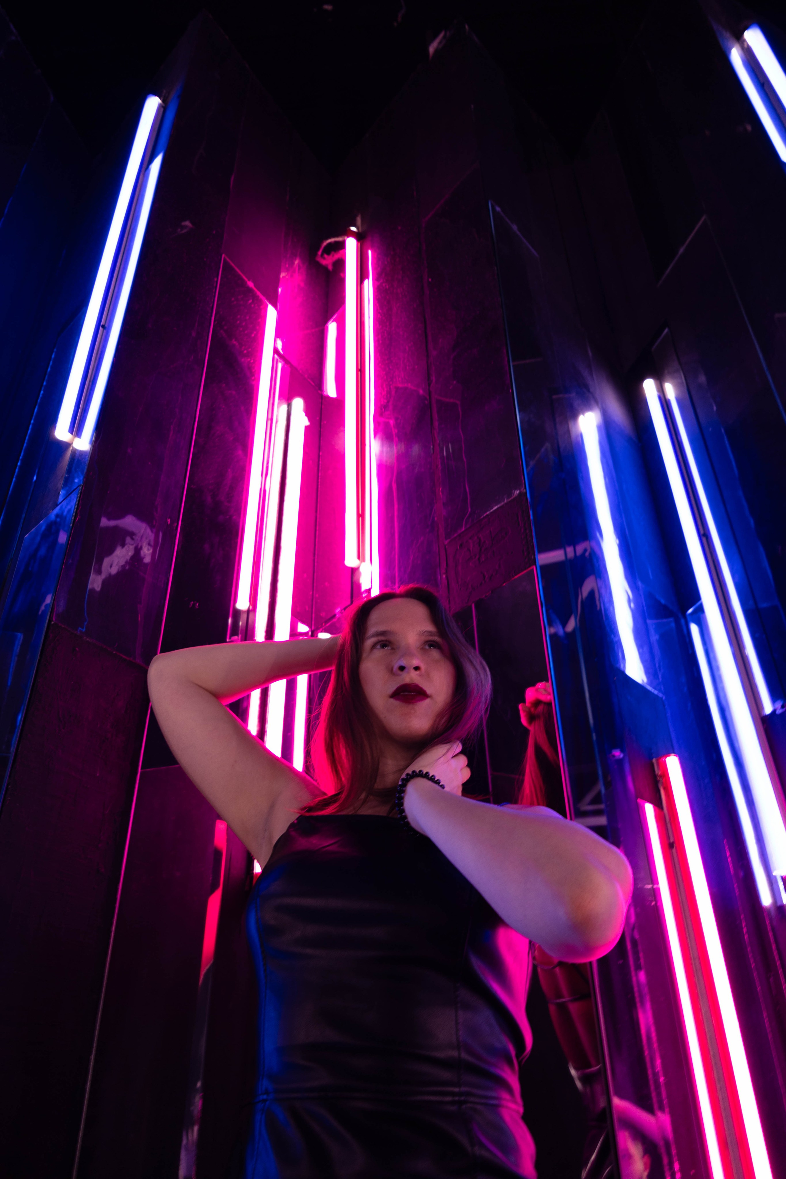 В лучах неона