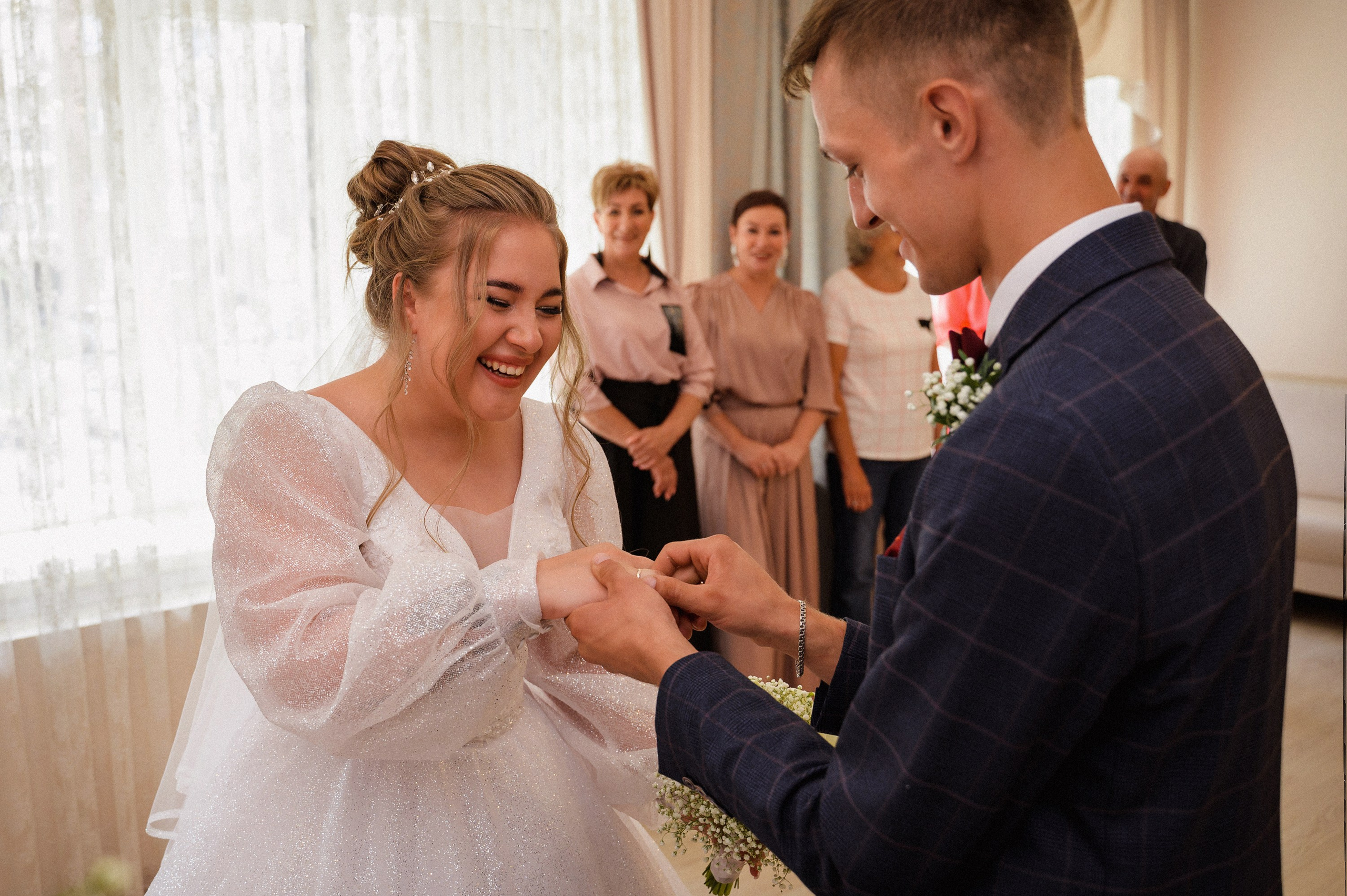 Таинство признания, произнесённого тихо и проникновенно. Профессиональный фотограф из Новосибирска — Саша Кё.