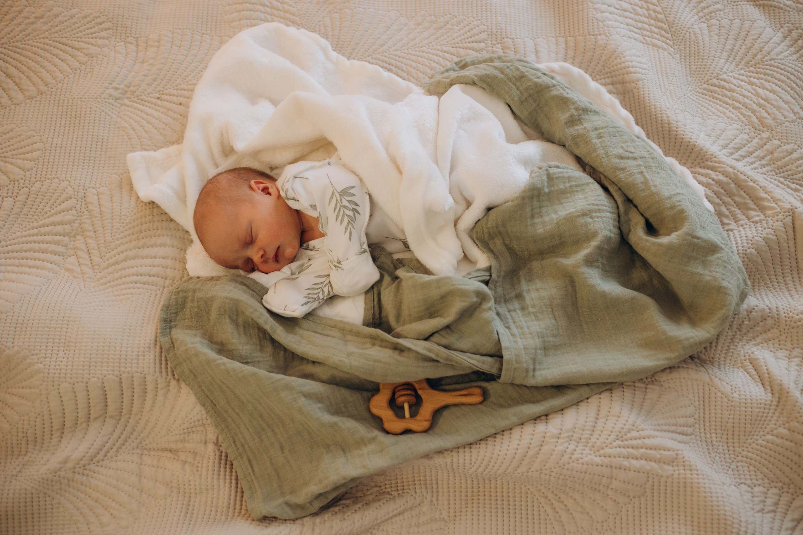 Яся и кулон. Выписка. Фотограф на роды в Санкт-Петербурге Екатерина Сысоева