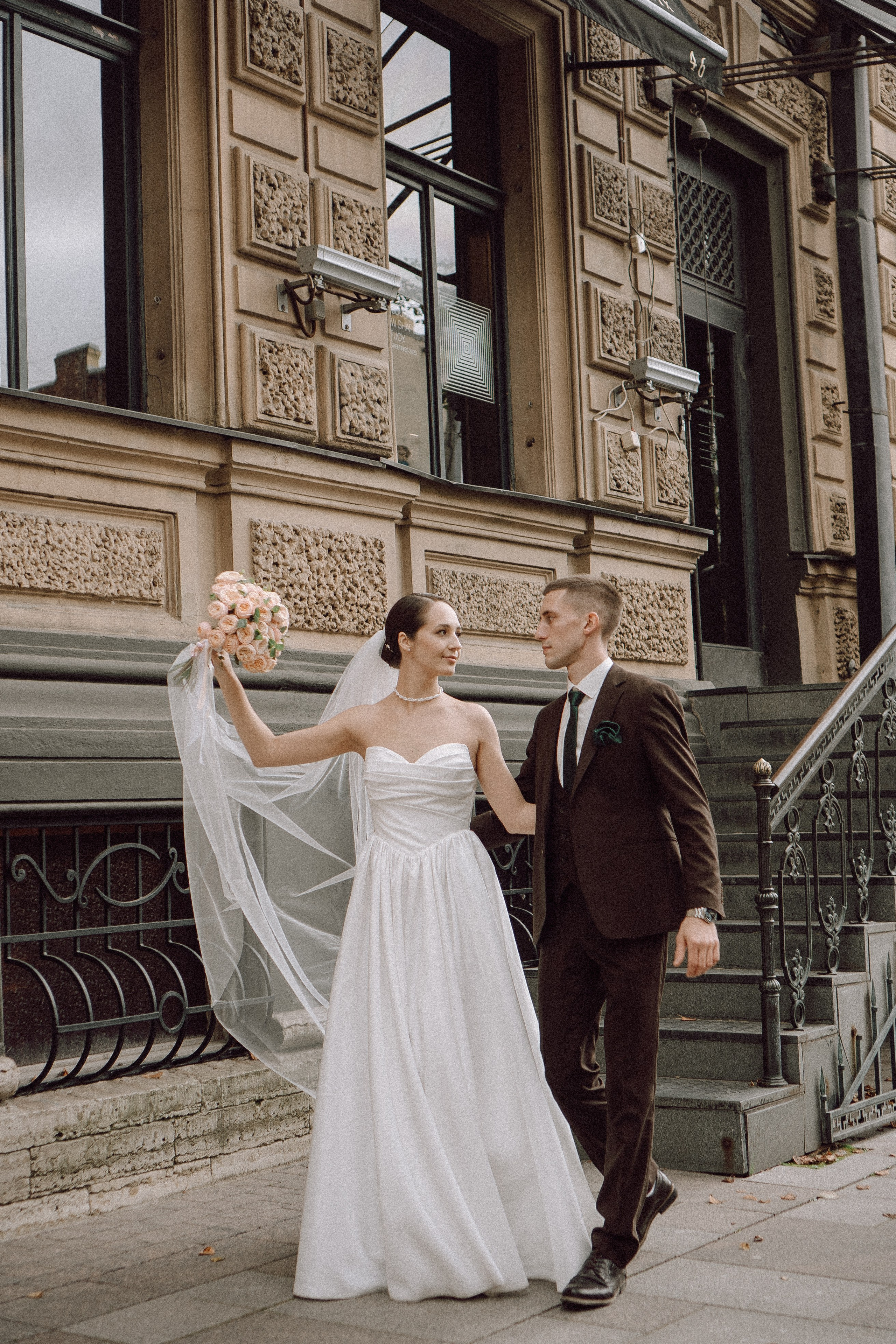 СВАДЕБНАЯ ПРОГУЛКА В САНТК-ПЕТЕРБУРГЕ (ИСАКИЕВСКИЙ СОБОР, ЗИМНЯЯ КАНАВКА, ЭРМИТАЖ И БОЛЬШАЯ МОРСКАЯ УЛИЦА). Профессиональный фотограф, Санкт-Петербург — Виктория Богомолова