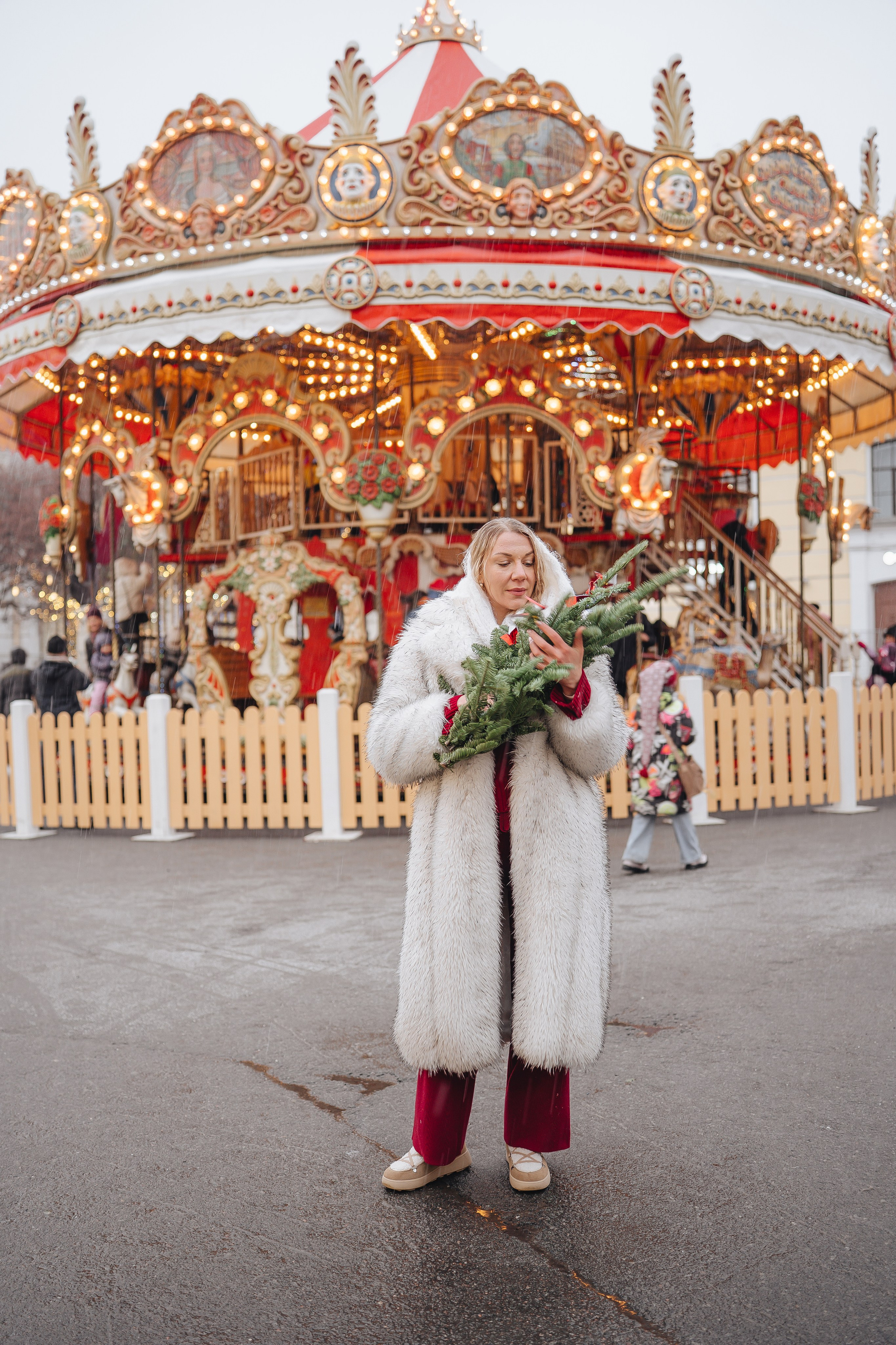 ПРОГУЛКА НА МАНЕЖНОЙ ПЛОЩАДИ ДЛЯ ДЕВУШКИ ПЕРЕД НОВЫМ ГОДОМ (НОВОГОДНЯЯ ФОТОСЕССИИЯ НА МАНЕЖНОЙ ПЛОЩАДИ). Профессиональный фотограф, Санкт-Петербург — Виктория Богомолова