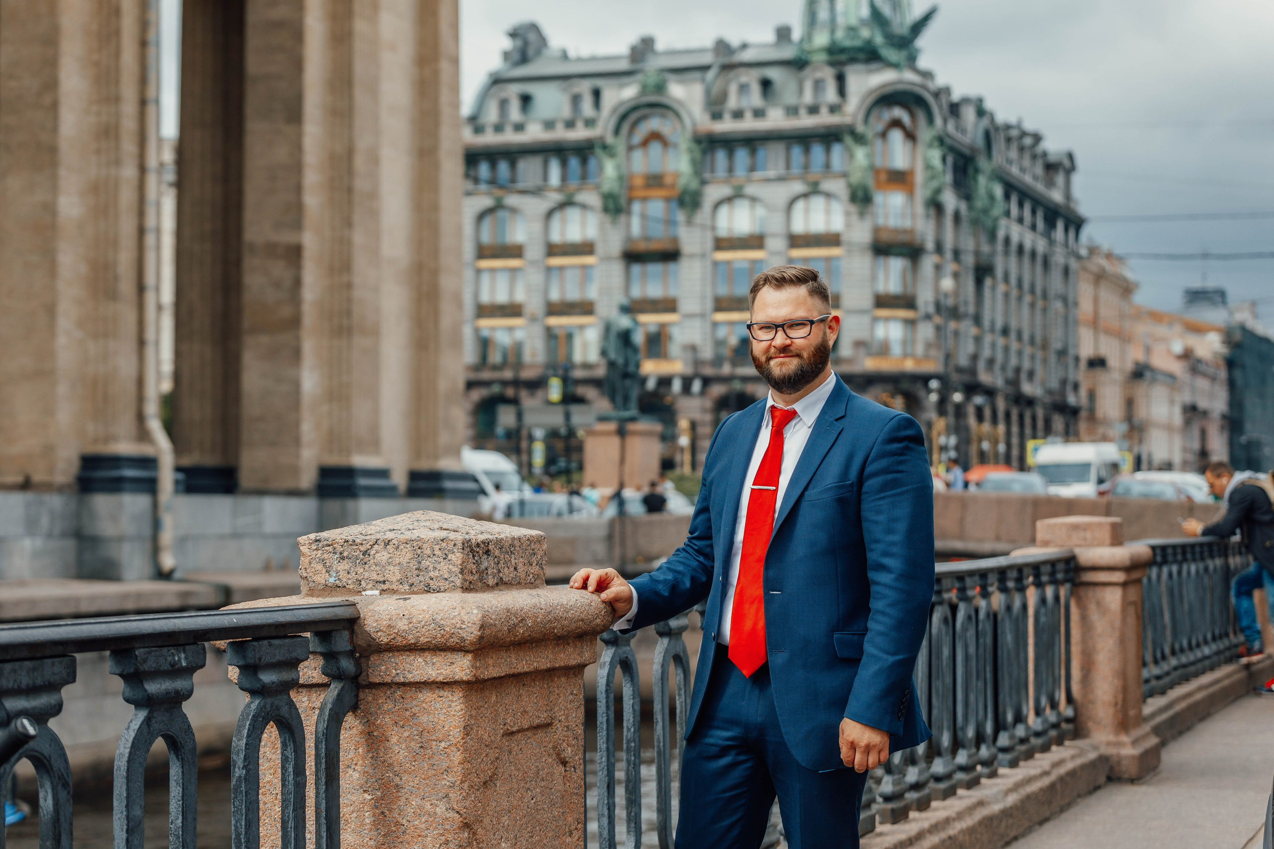 Бизнес портрет с акцентом на индивидуальность. Профессиональные фотографии для сайта компании, интервью и публичных выступлений.