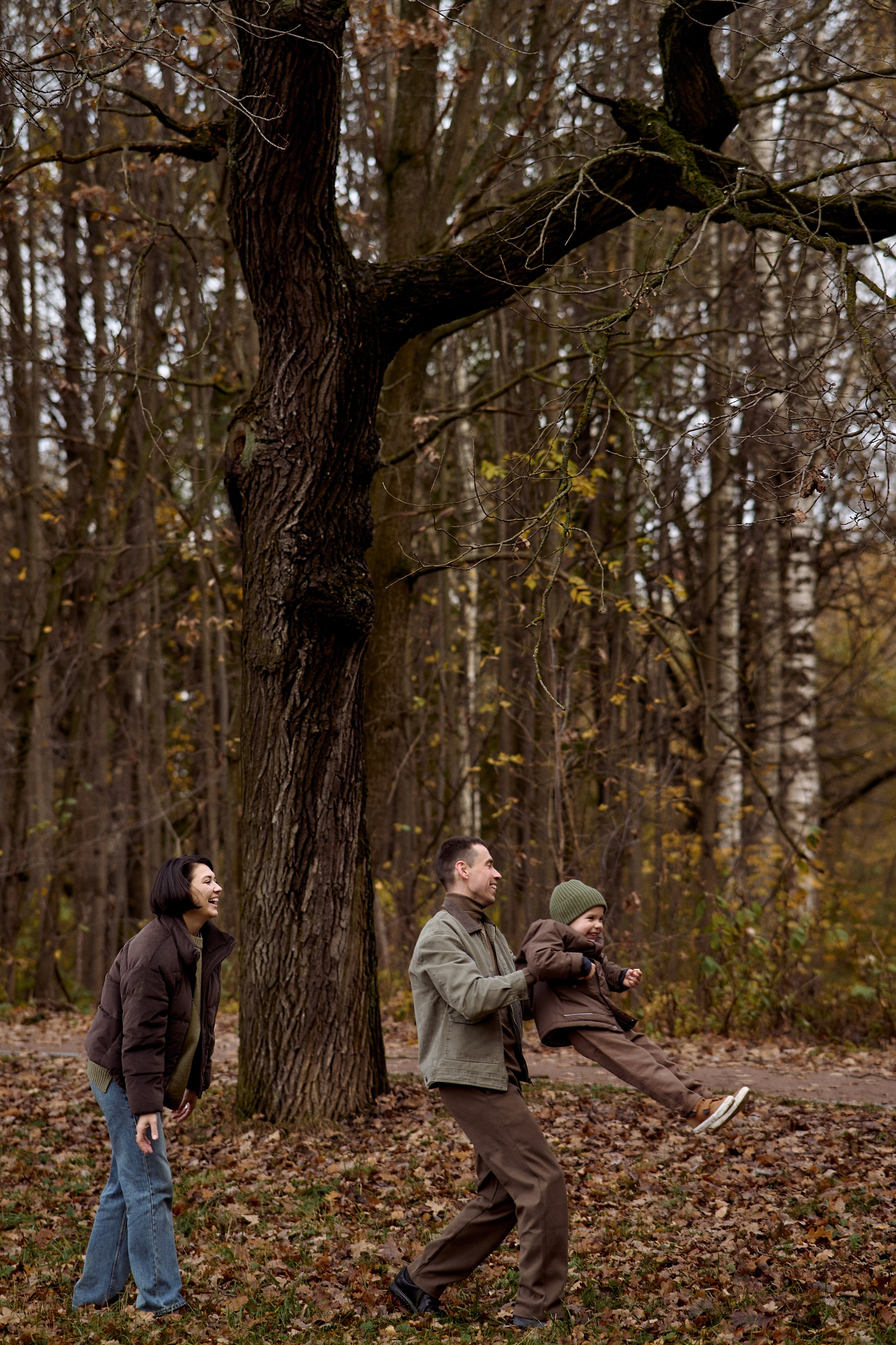 Вова, Юля и Максим в осеннем парке. Семейный и свадебный lifestyle-фотограф в Москве Мария Петрова