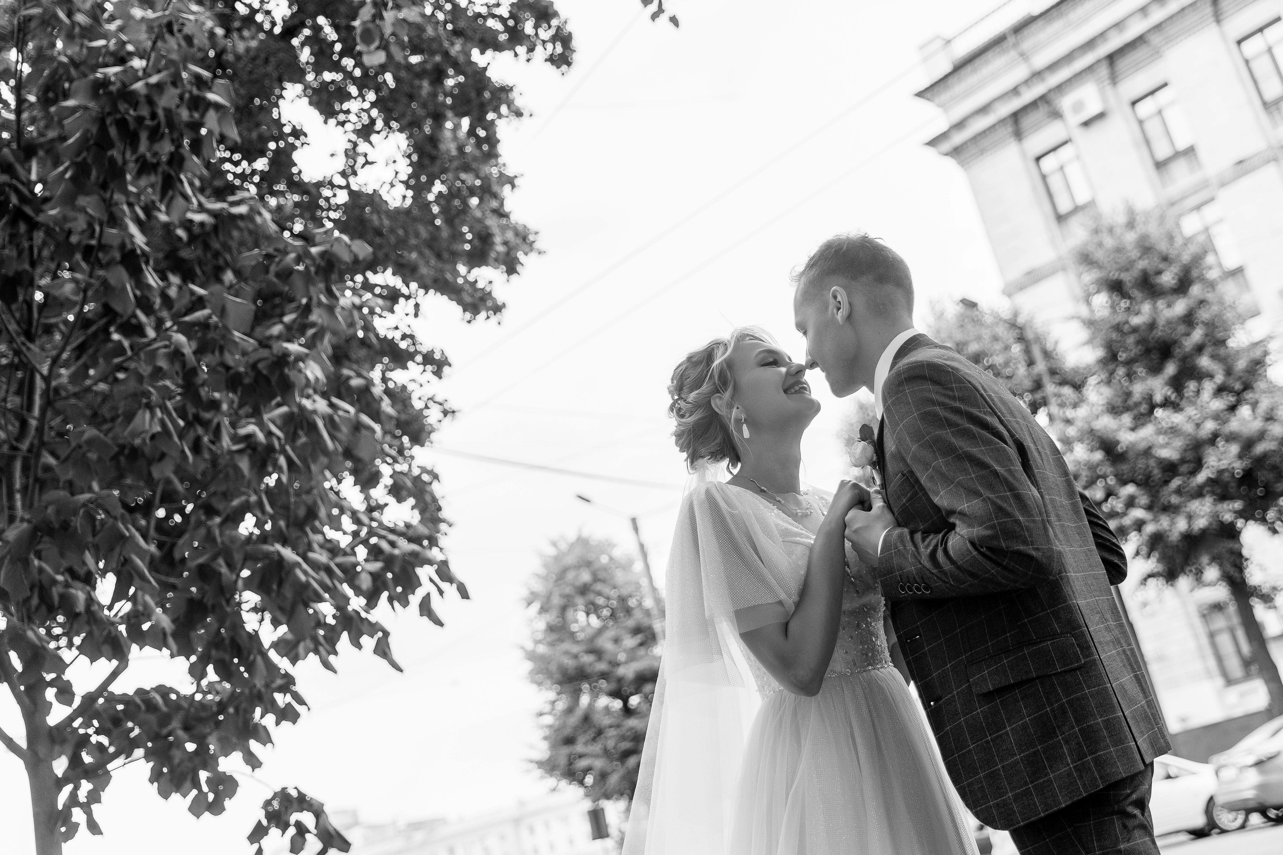 Жених и невеста обнимаются на свадебной фотосессии в Воронеже