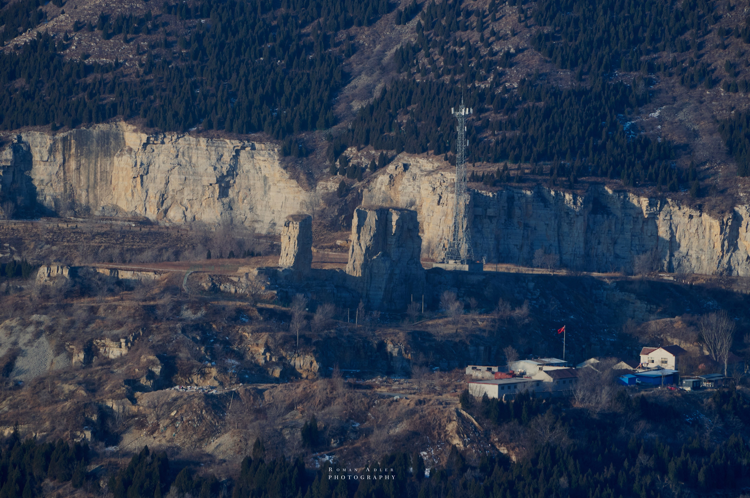 Рассвет на храмовой горе Юнмень. Цинчжоу. Фотограф Роман Адлер