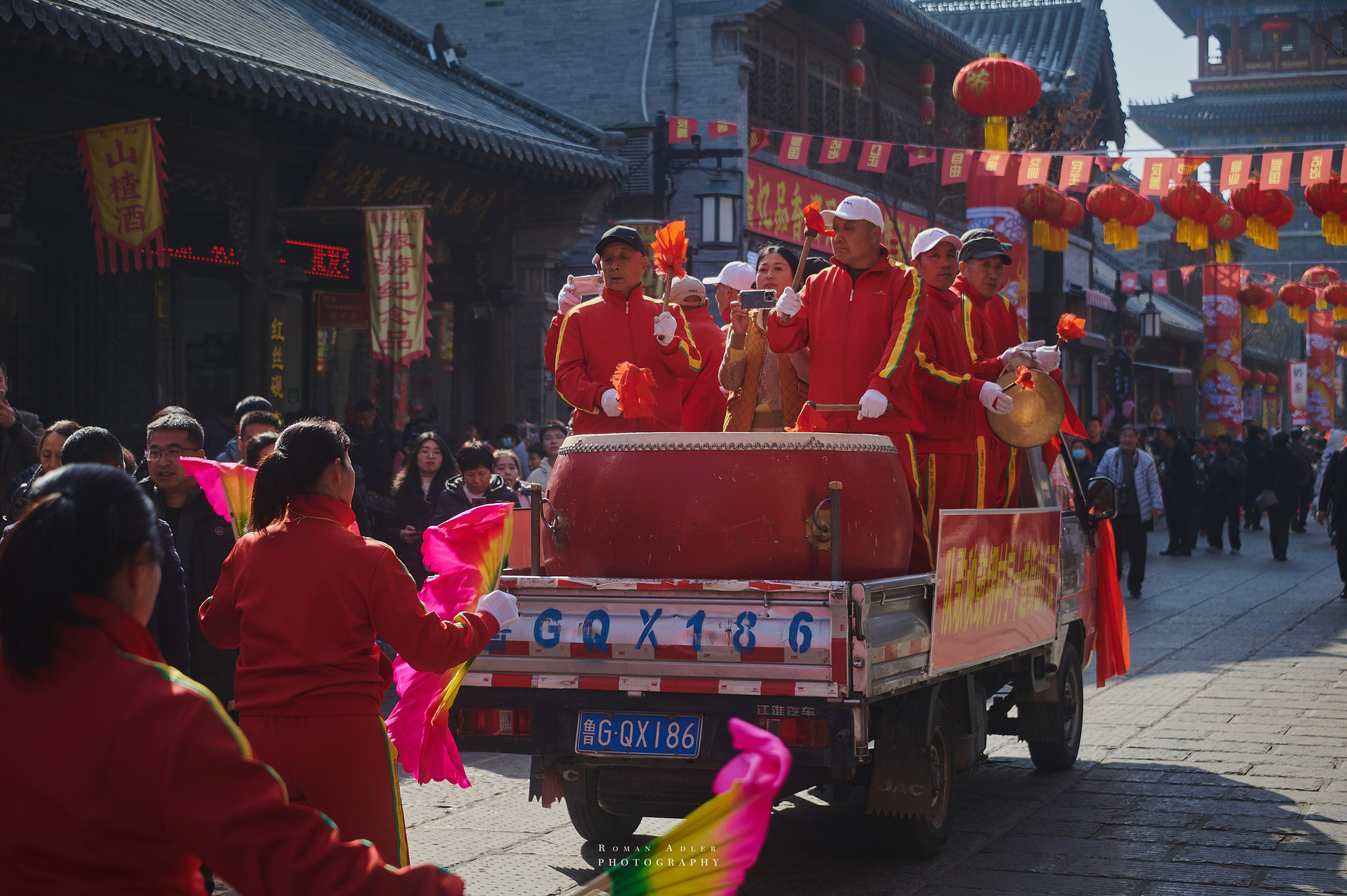 Новогодний парад в Цинчжоу. Китай. Фотограф Роман Адлер