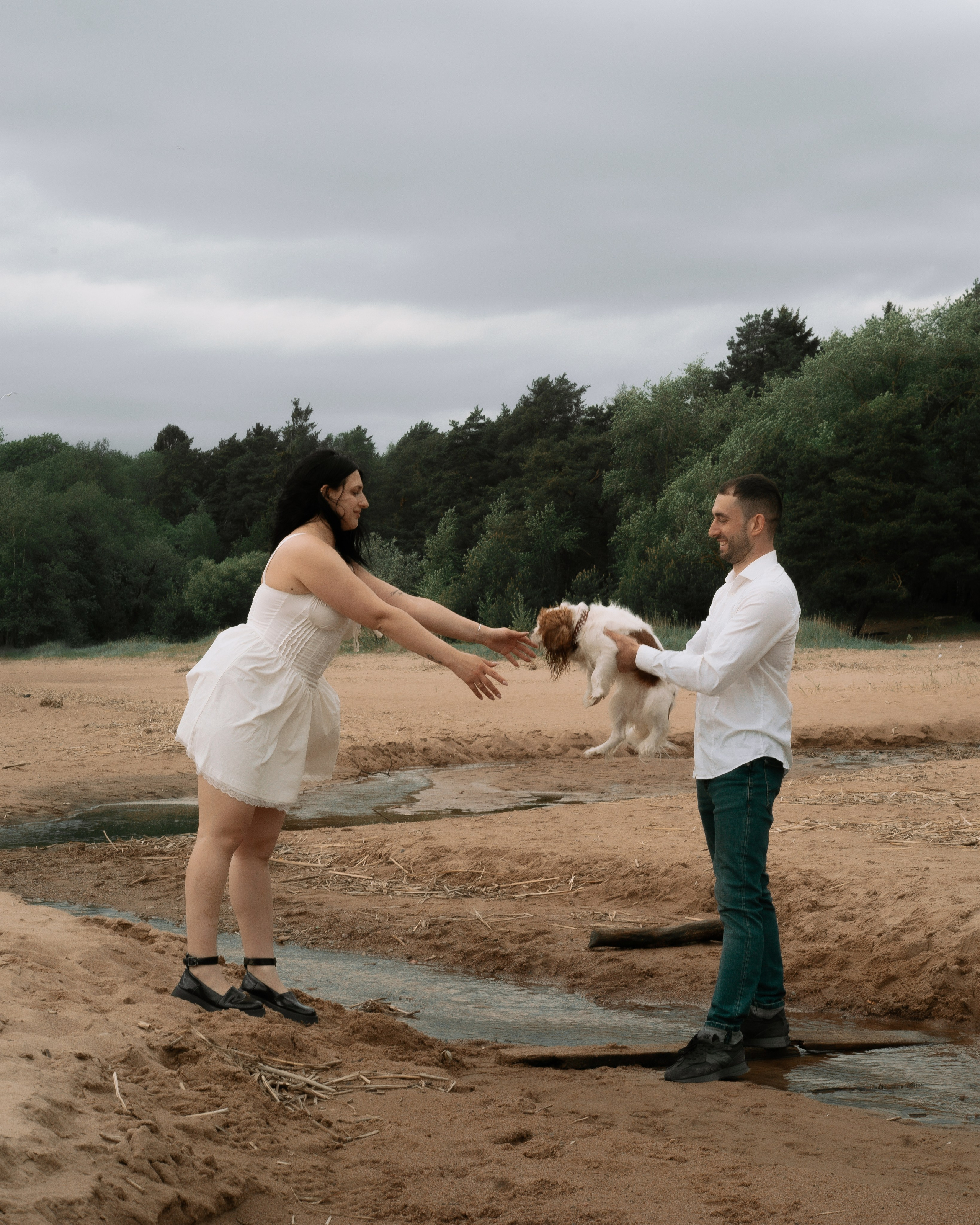 Свадебная прогулка с собакой. Свадебный фотограф в Санкт-Петербурге Миша Репина
