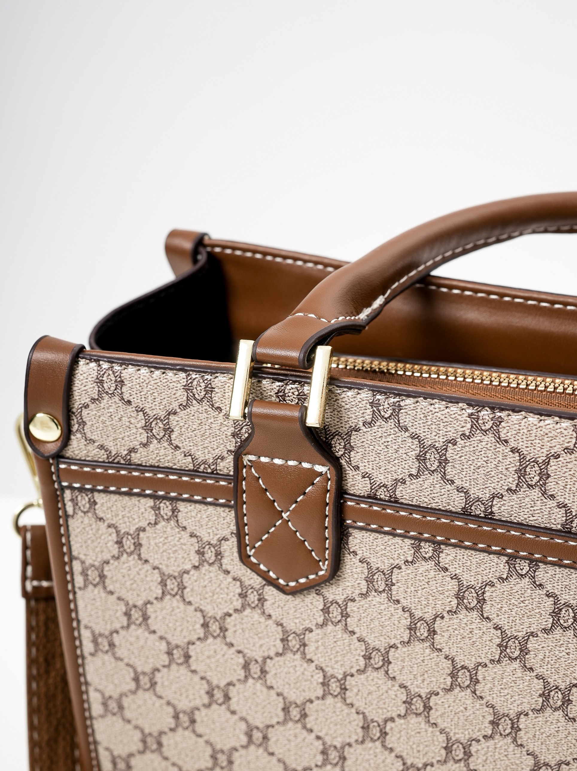 Съемка женского рюкзака для маркетплейсов озон и валберис. Фотограф Оксана Токарева Ижевск