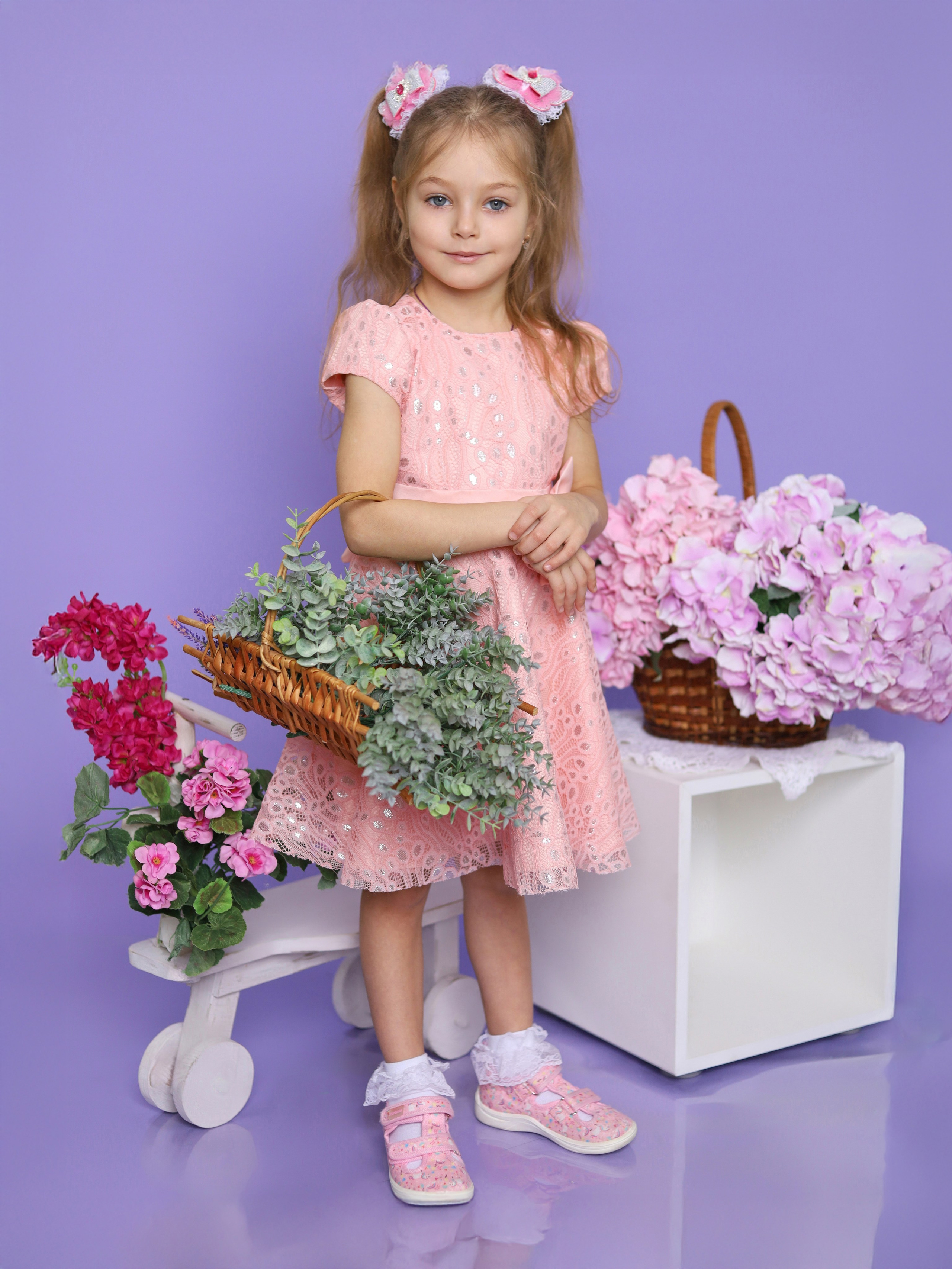 Общее фото в детском саду с выездным реквизитом в Тюмени. Выпускные альбомы в Тюмени для школ, садов, вузов спортивных секций