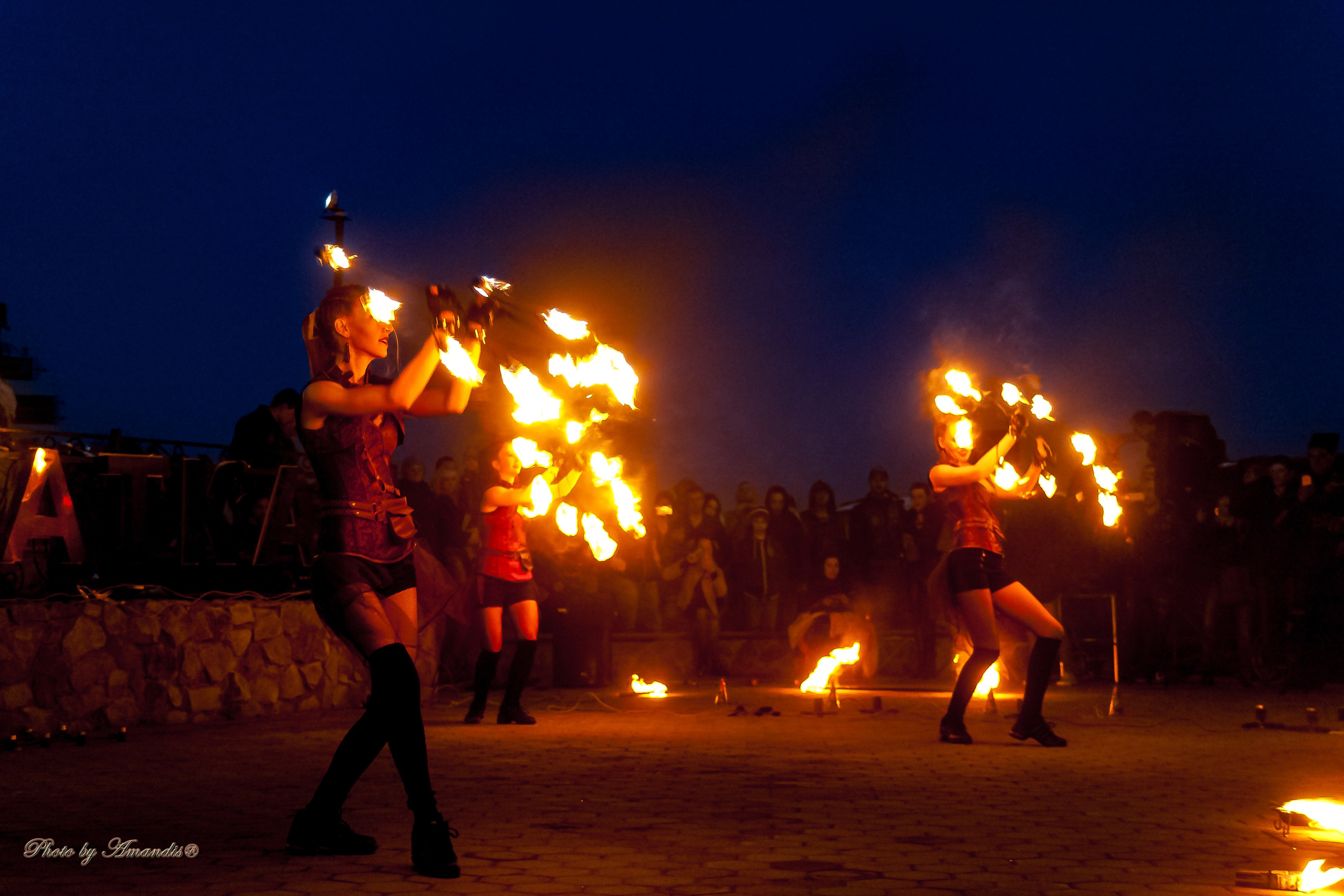 Огненное шоу у памятника «Здесь начинается Россия». Камчатка. Май 2017. Репортажная съемка в Москве и области. Анималистика
