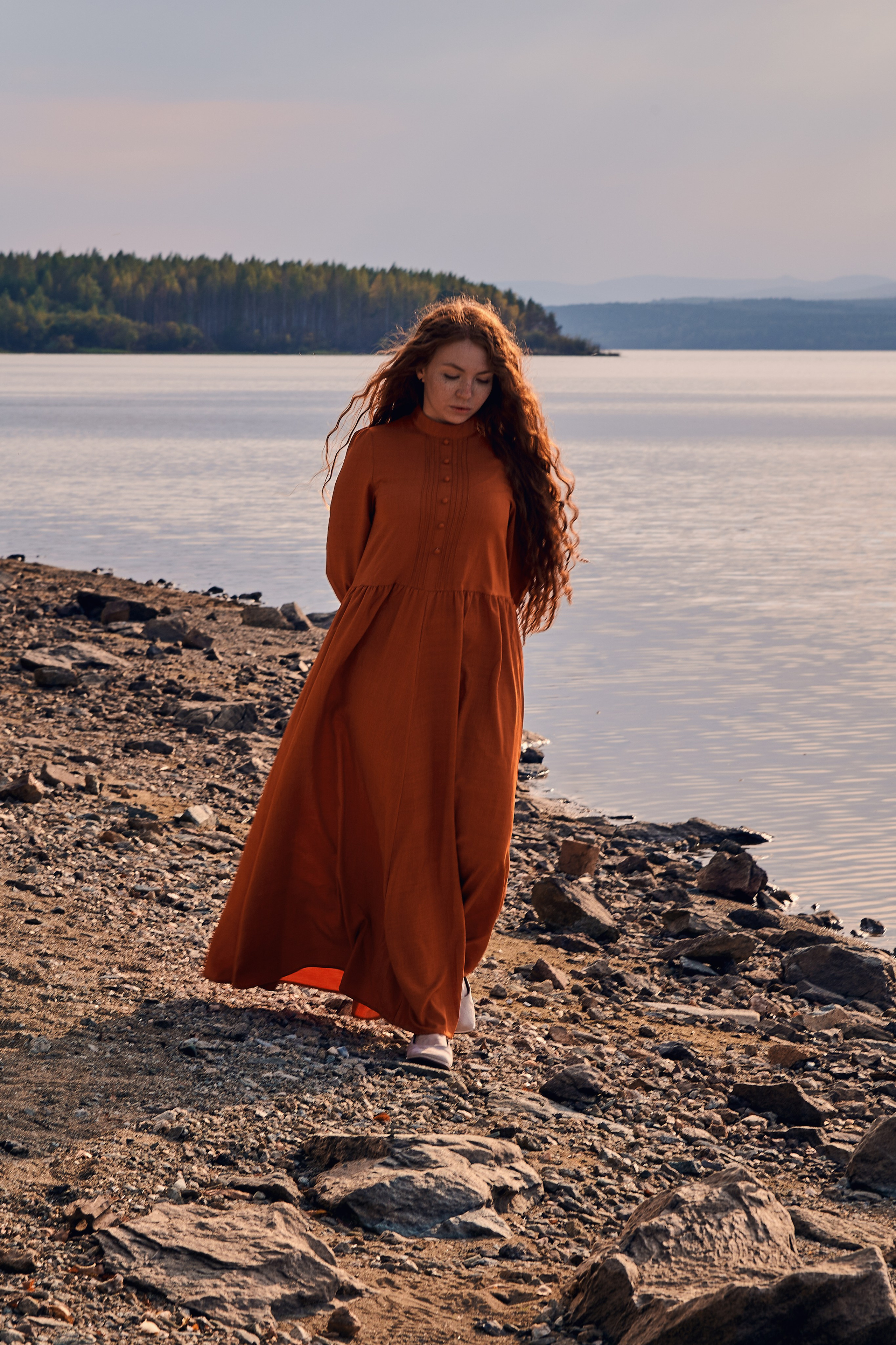 Осенняя фотосессия девушки на берегу озера