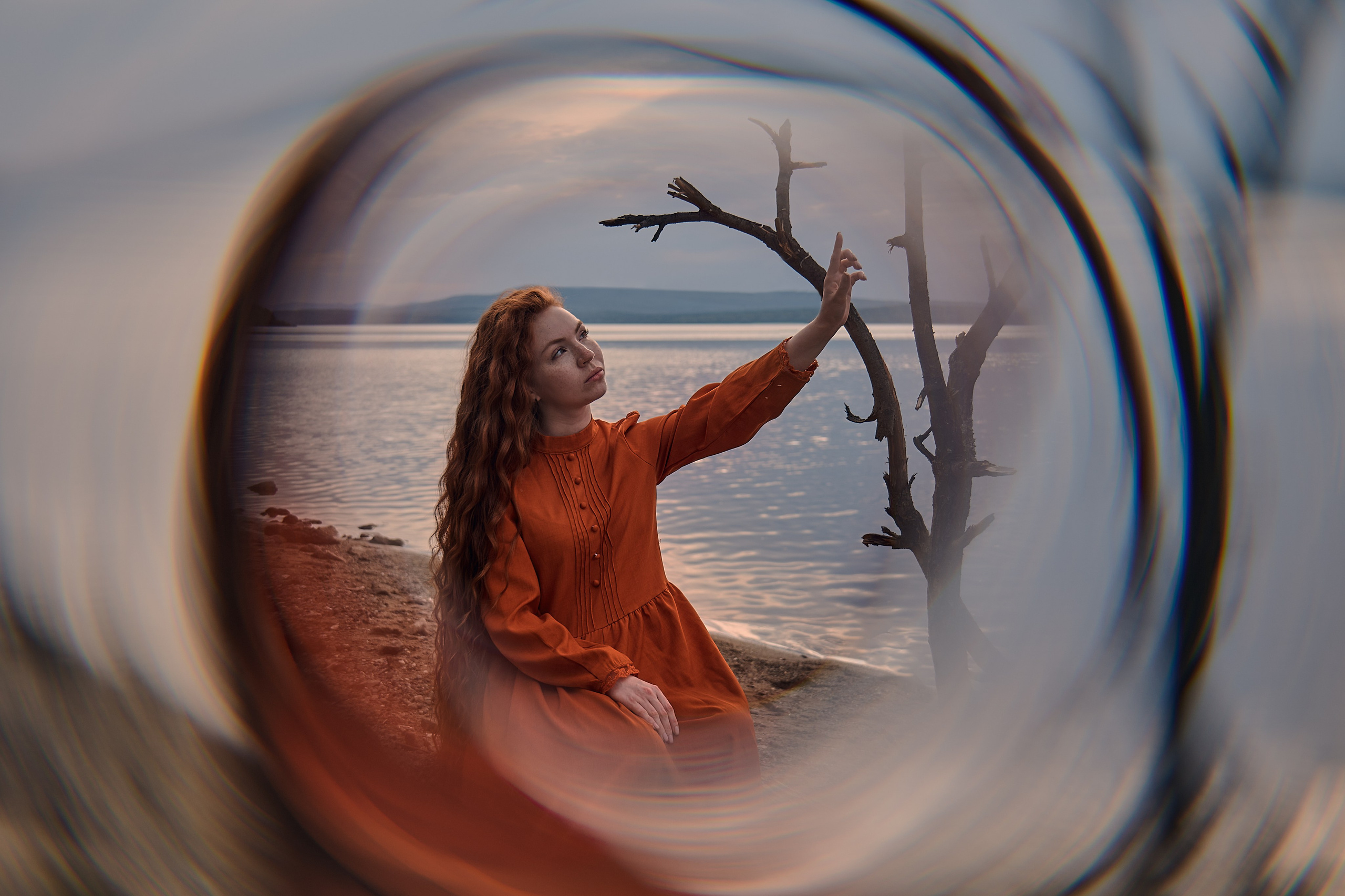 Осенняя фотосессия девушки на берегу озера