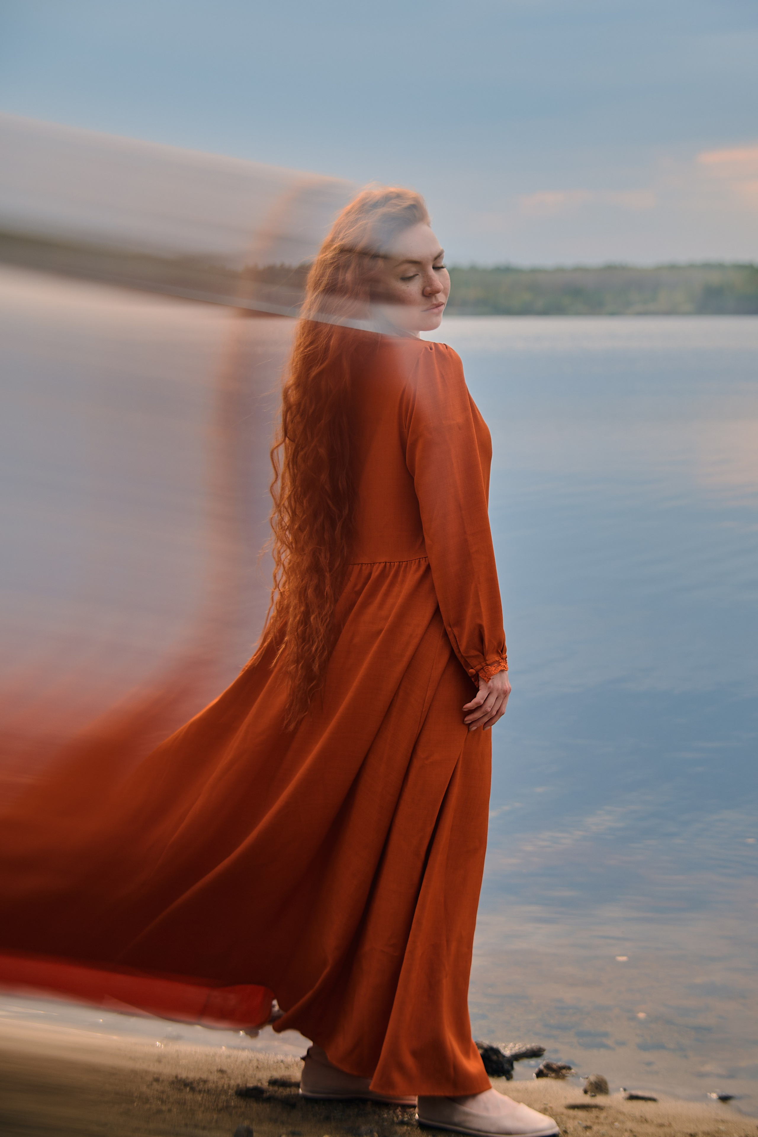Осенняя фотосессия девушки на берегу озера