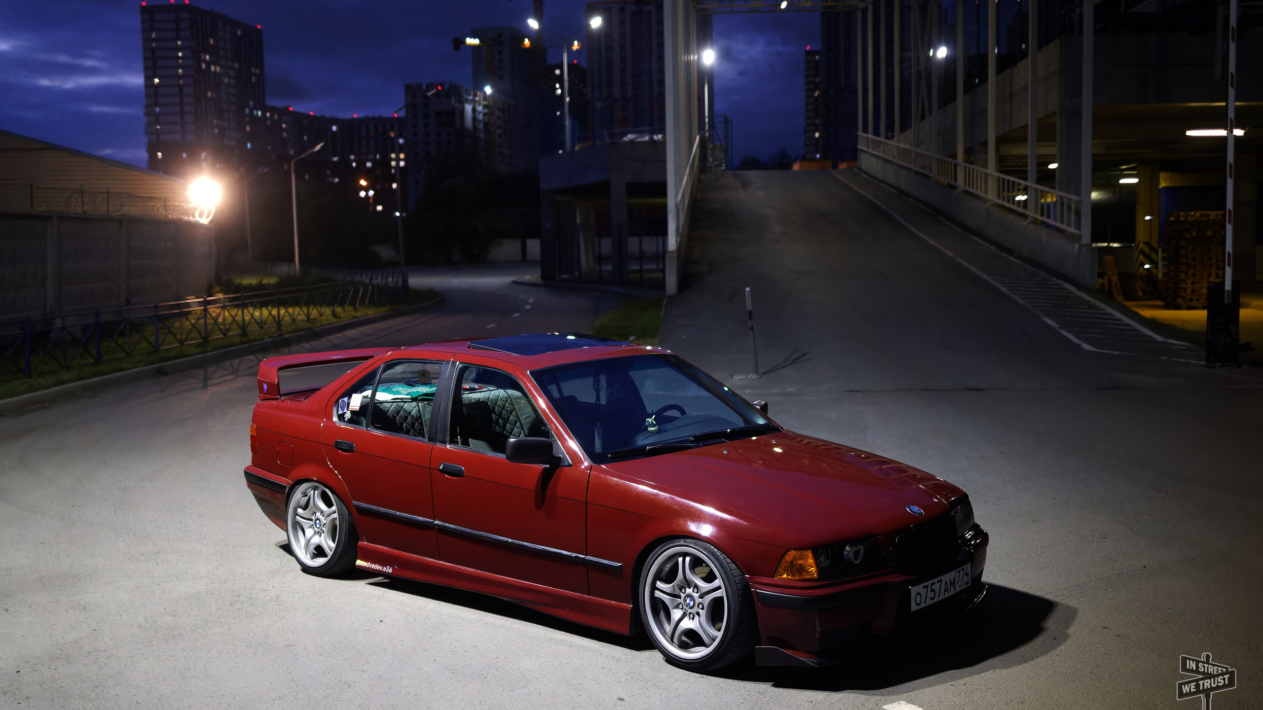 BMW E36 под уличным фонарем. IN STREET WE TRUST