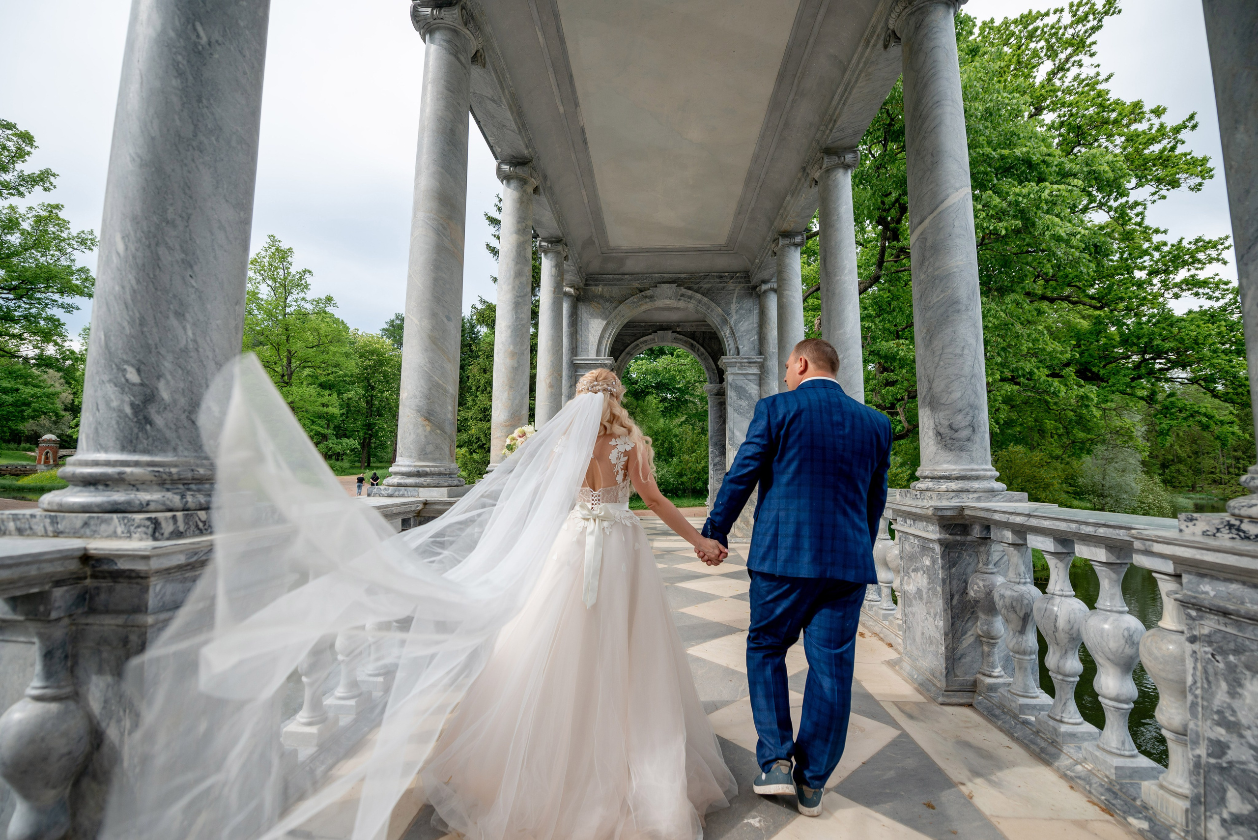 Евгения (фотосессия с малиновым chevrolet camaro, в сирени в Пушкине в Екатерининском парке). Портретный, семейный и свадебный фотограф в Санкт-Петербурге и в Пушкине Ширяев Денис