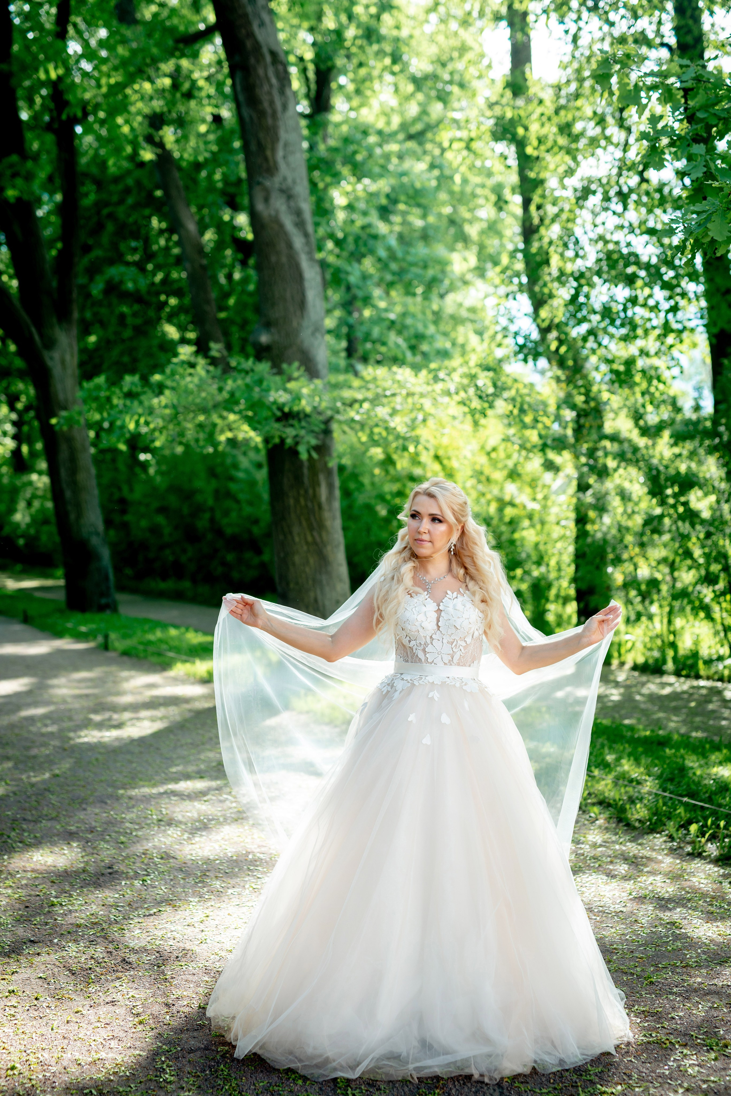 Евгения (фотосессия с малиновым chevrolet camaro, в сирени в Пушкине в Екатерининском парке). Портретный, семейный и свадебный фотограф в Санкт-Петербурге и в Пушкине Ширяев Денис