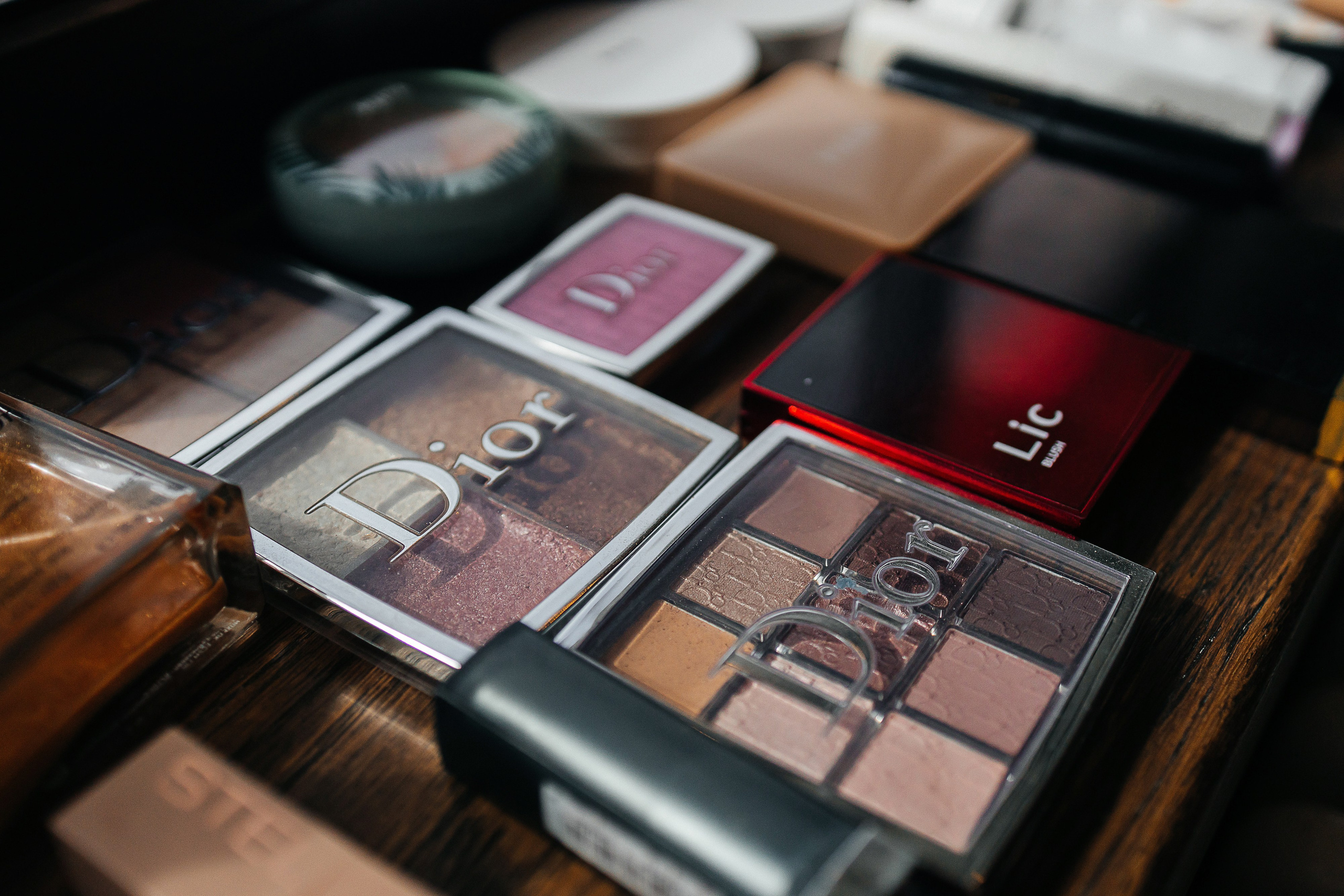 Трогательная выездная церемония в уютном дворике отеля. Олег Сверчков | Свадебный фотограф Вологда