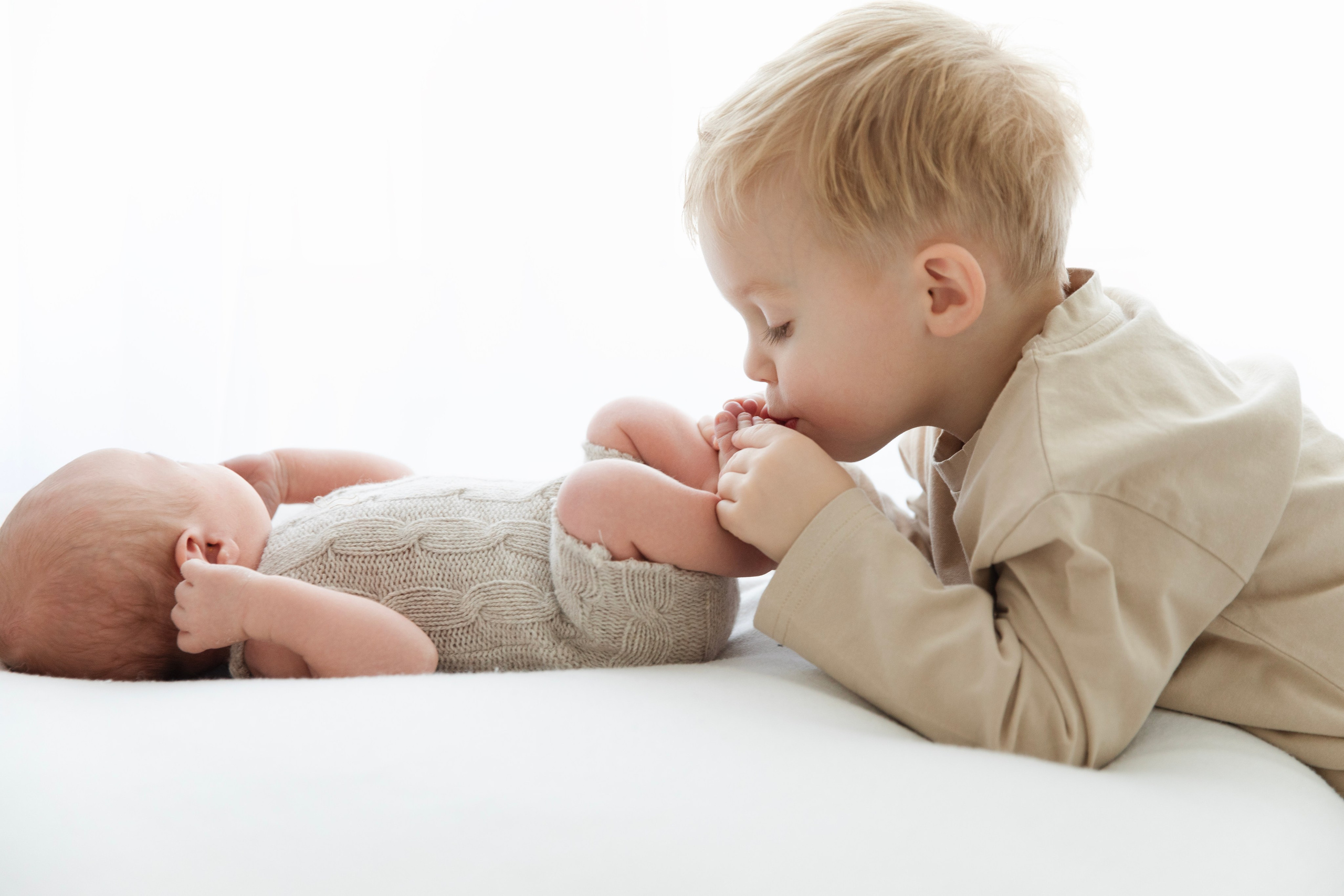 «съемка новорожденного с братом» «студийная съемка малышей». Фотограф новорожденных, детский фотограф  Москва.Семейная съемка Москва. Семенова Анна