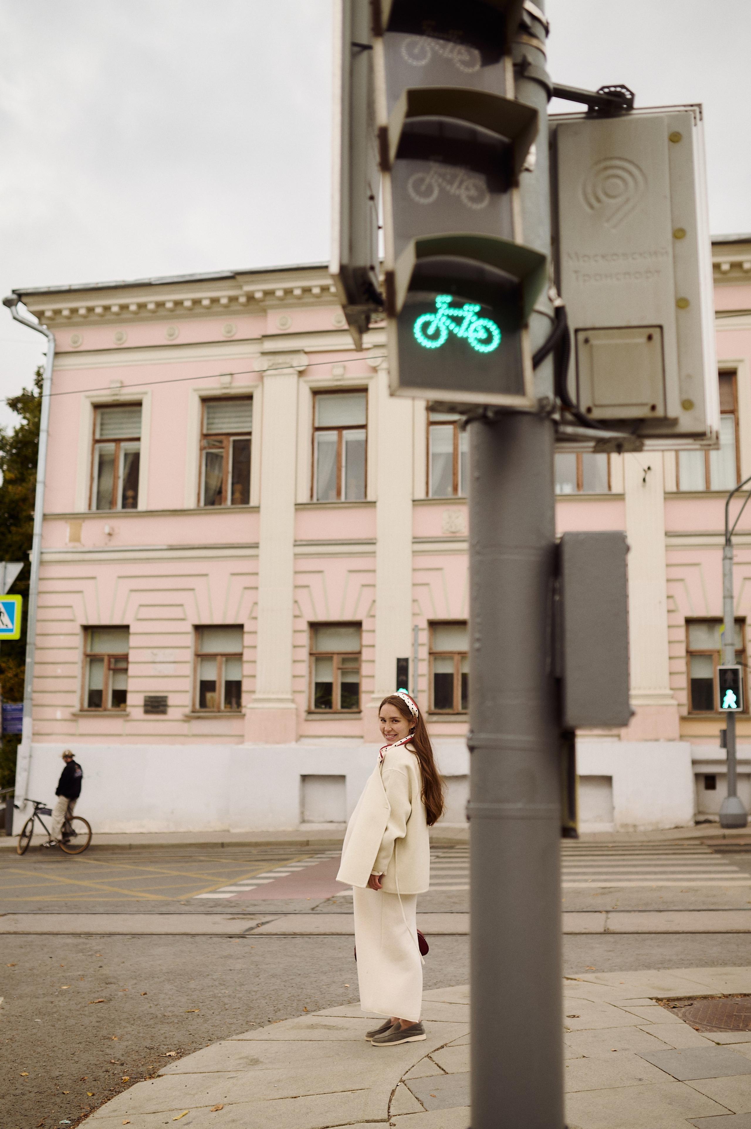 Оля на прогулке по городу. Семейный и свадебный lifestyle-фотограф в Москве Мария Петрова
