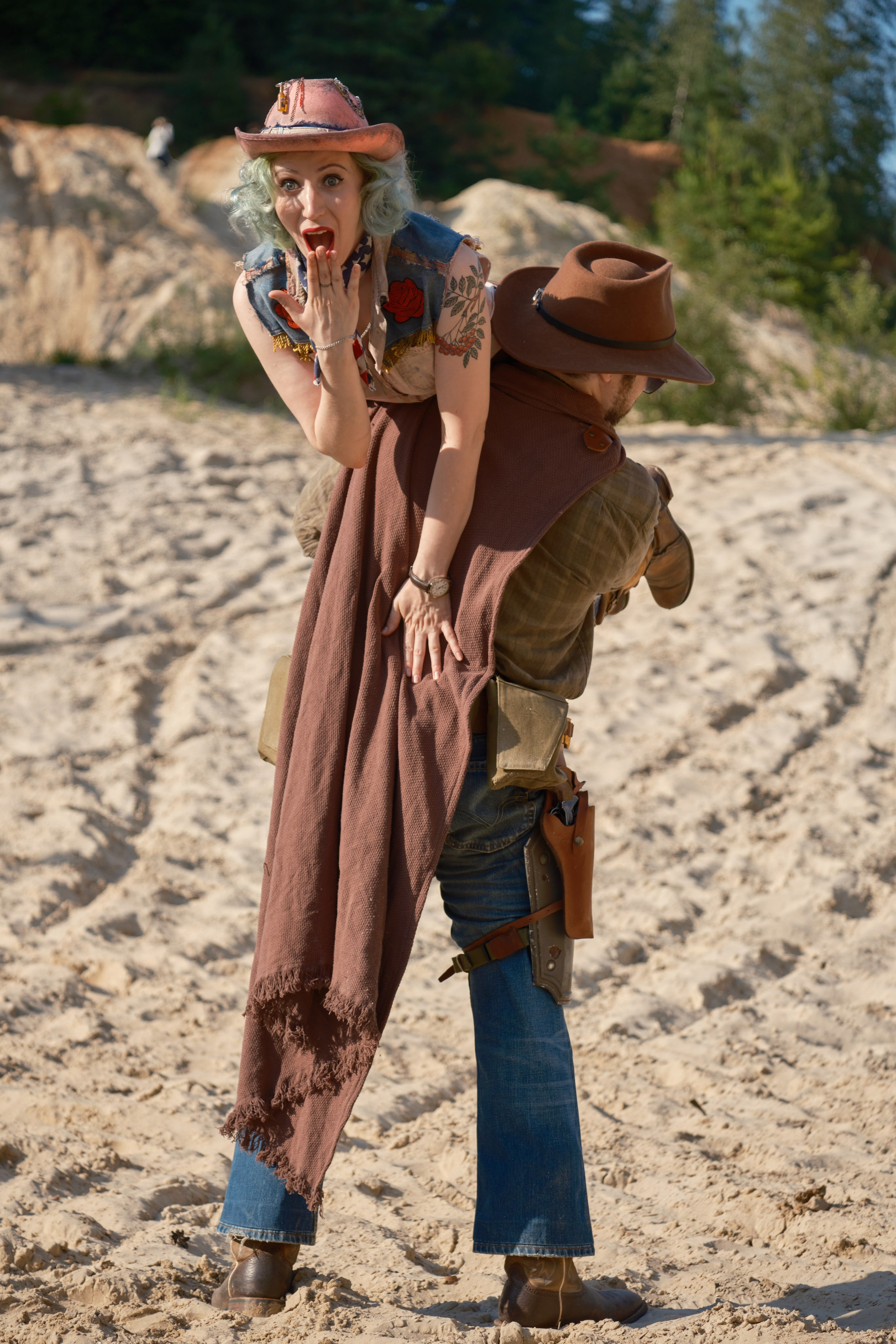 Мужчина несет девушка на плече