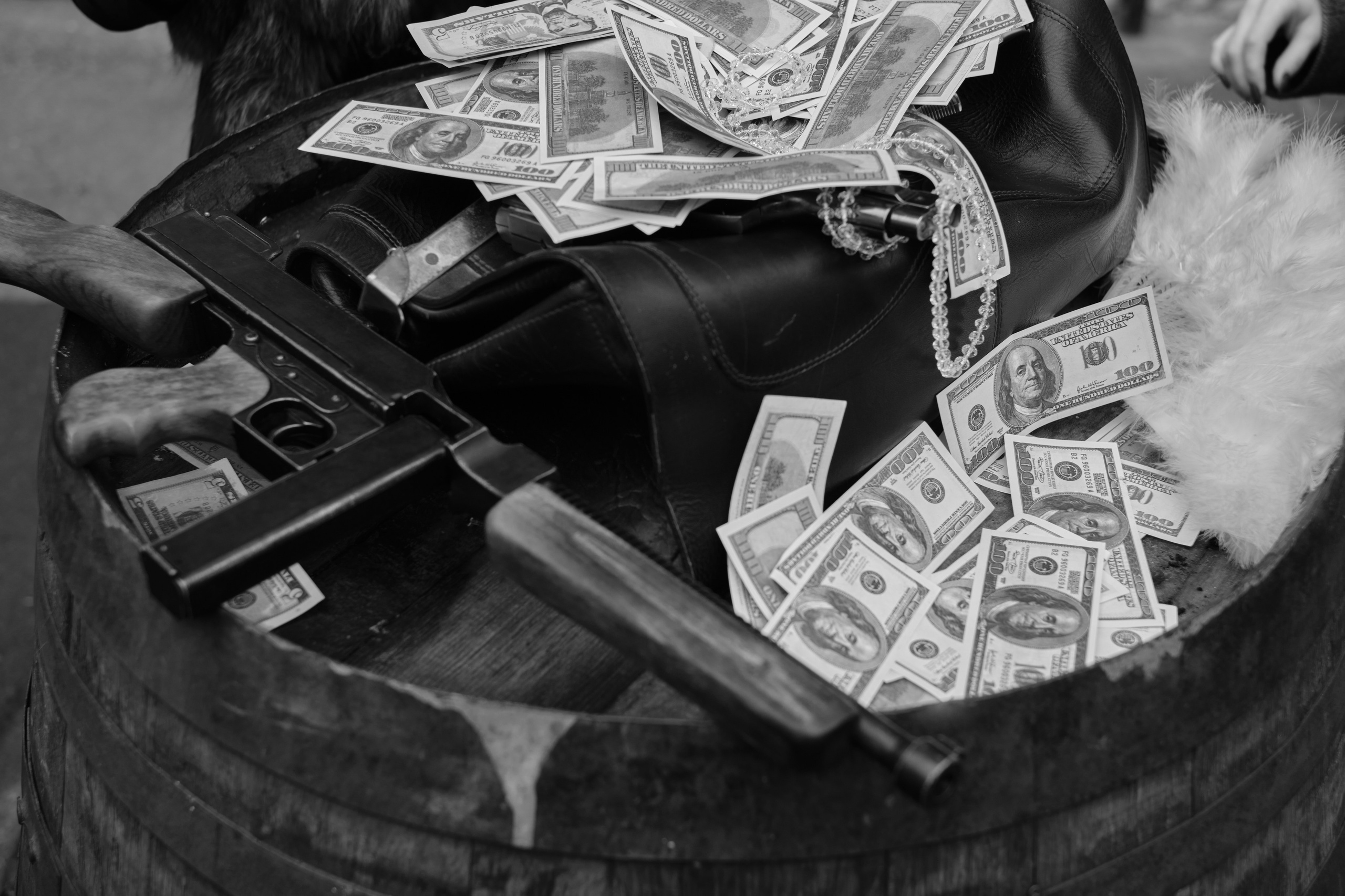 Бочка на которой лежат деньги и автомат Томсона