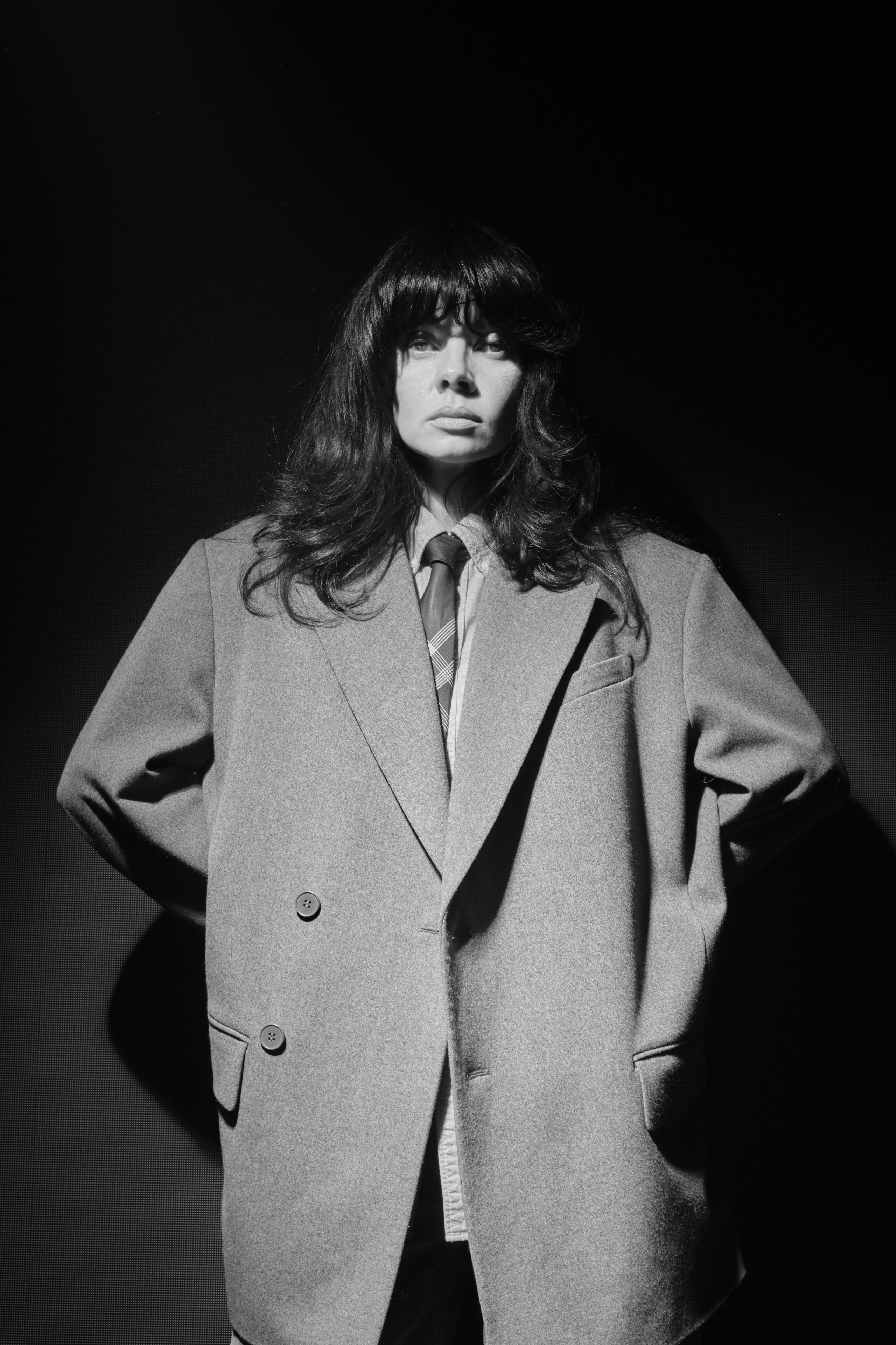 Женский портрет в пиджаке и драматичном свете