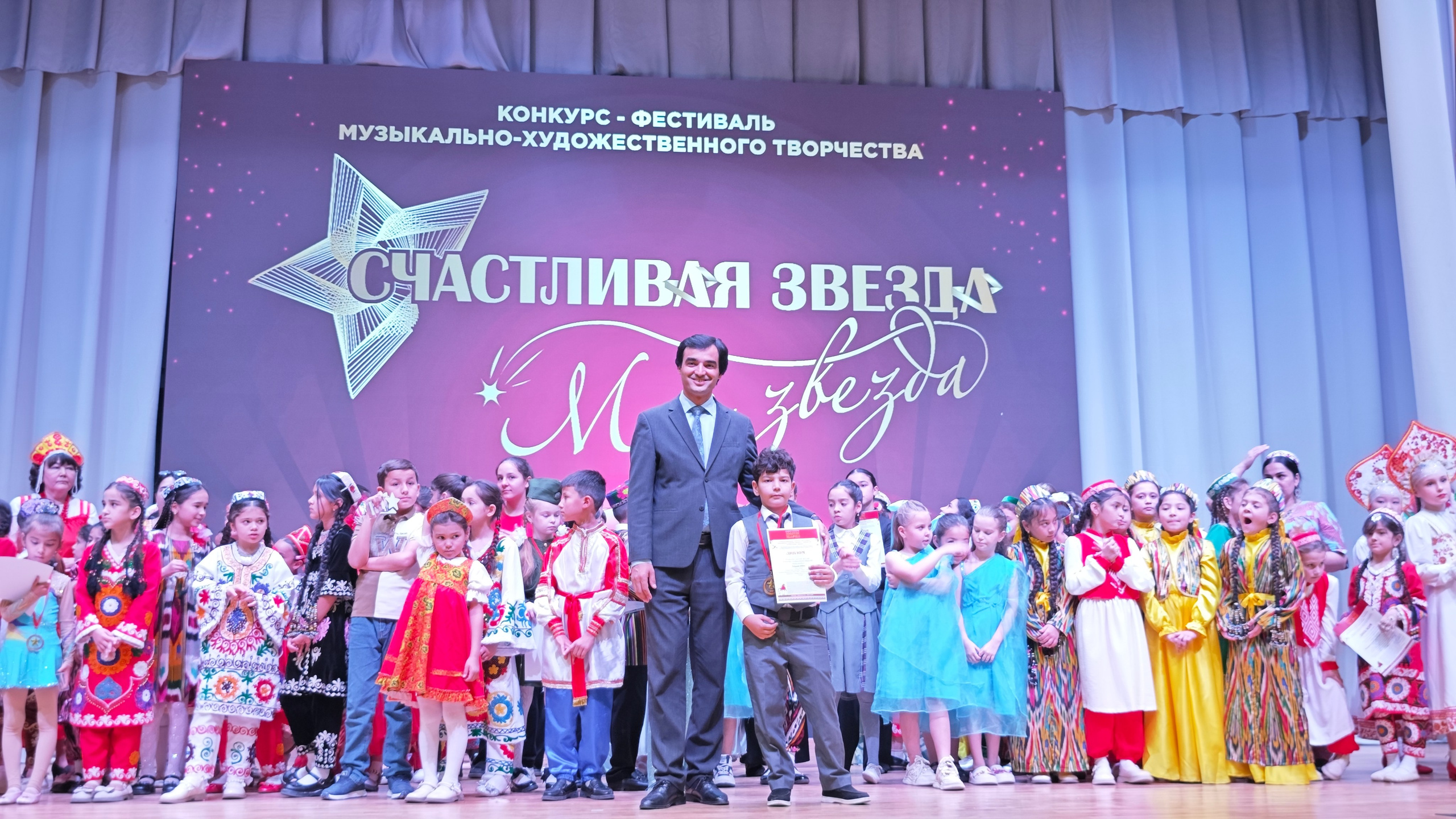 1 ноября 2025 г, г. Бохтар, Таджикистан. Золотое яблочко