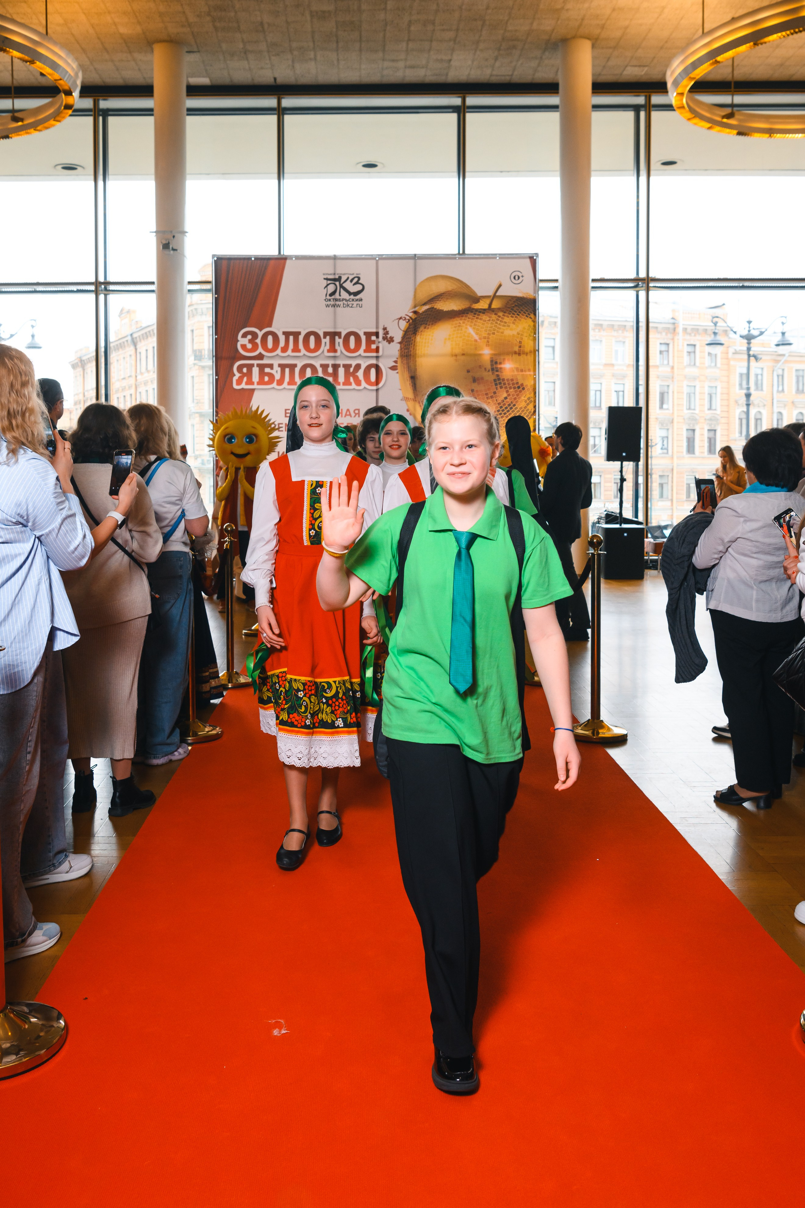23 апреля, красная дорожка, БКЗ Октябрьский, г. Санкт-Петербург. Золотое яблочко