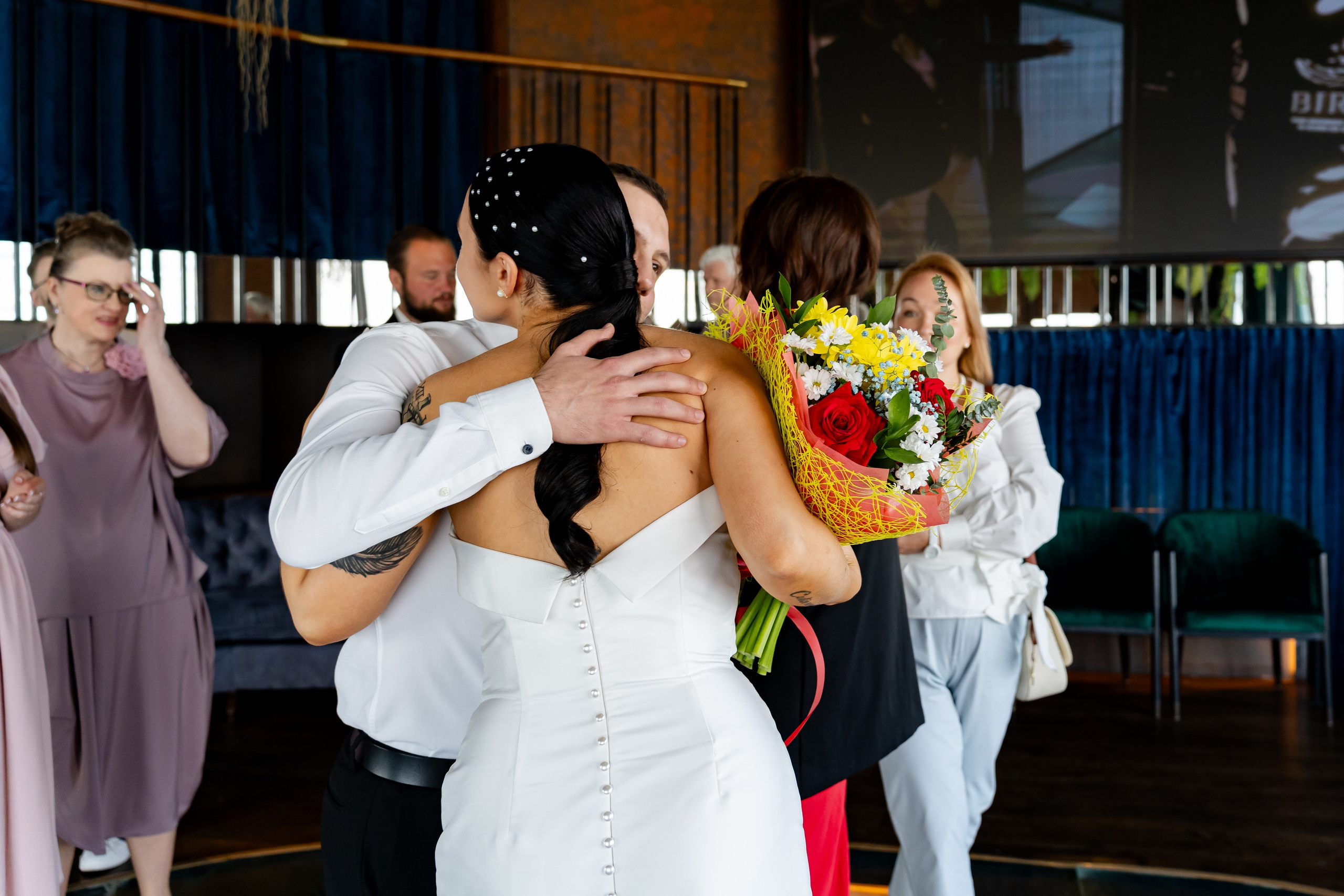 Родственники поздравляют молодоженов. Фотограф Москва