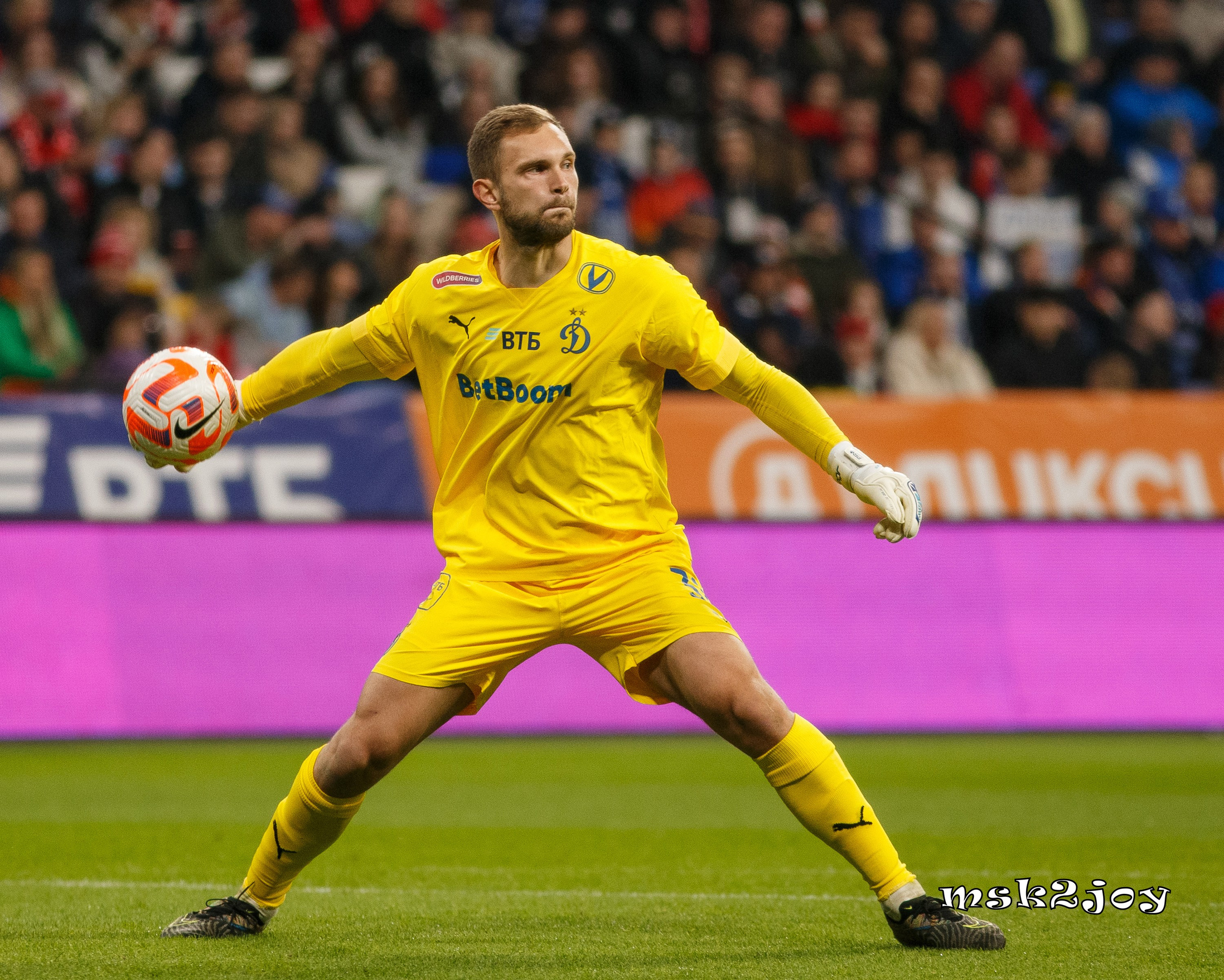 Вратарь футбольного клуба Динамо Москва Игорь Лещук выбрасывает мяч. Фотограф - Михаил Тоцкий.