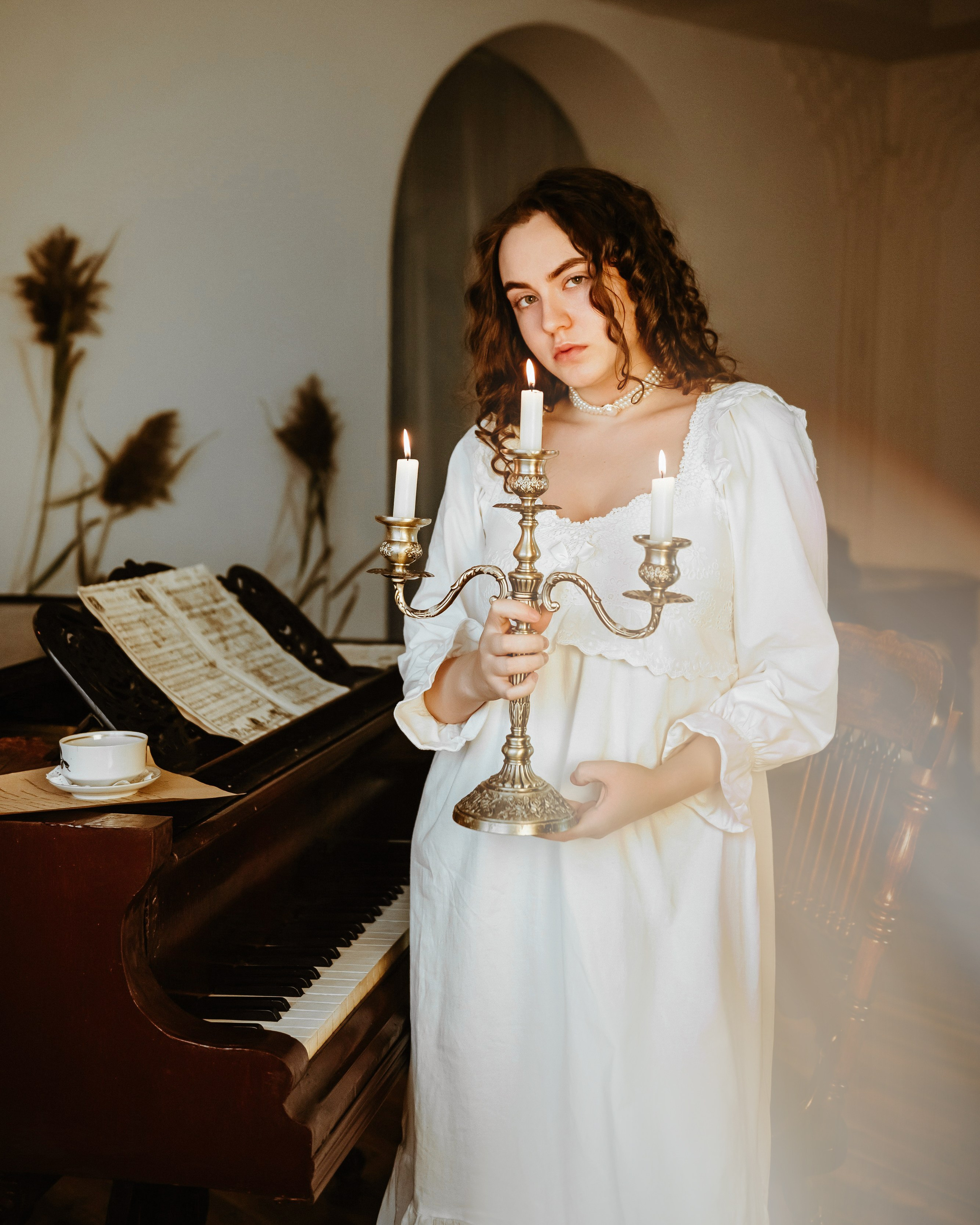 Ретро фотосессия в белом платье в фотостудии LEPOTA в г. Кемерово