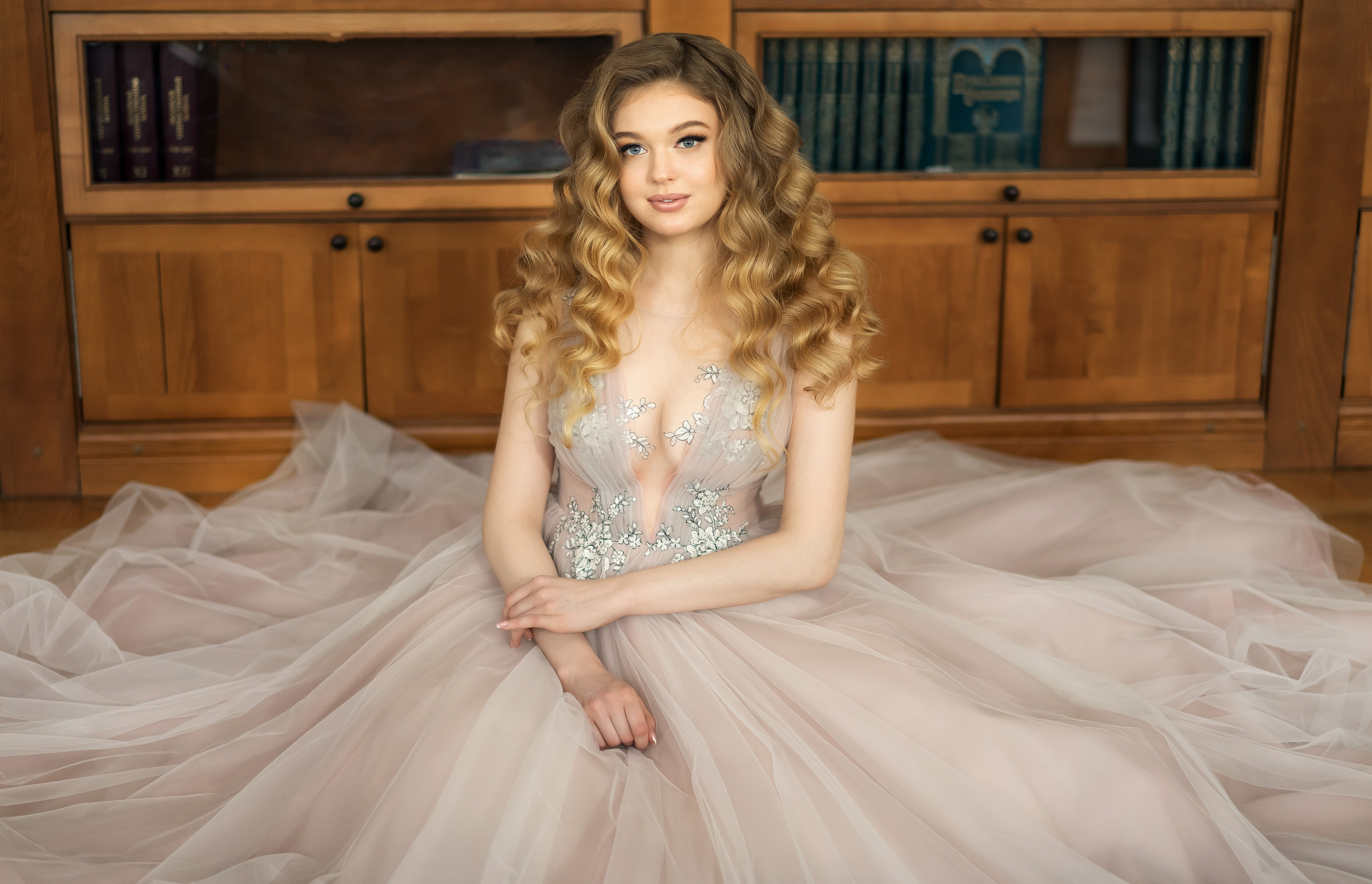 Портретная фотосессия в библиотеке. Фотограф Екатеринбург Кокшарова Александра