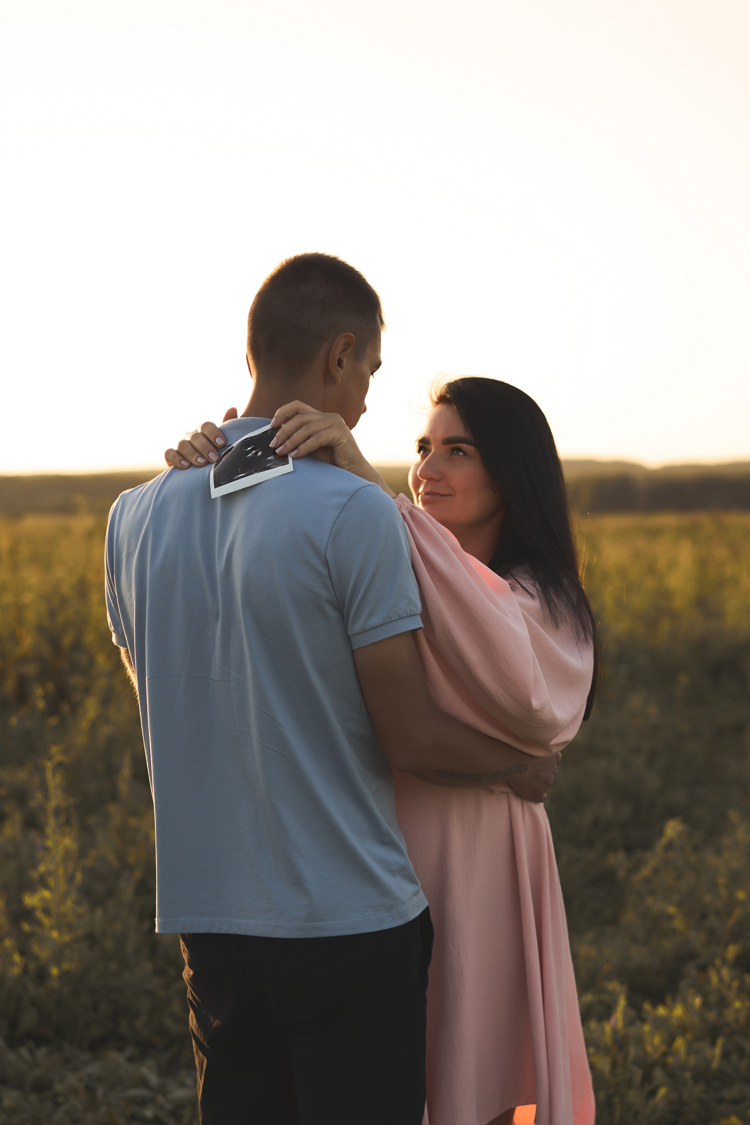Фотосессия беременная пара в поле на закате😍. Фотограф Екатеринбург Кокшарова Александра