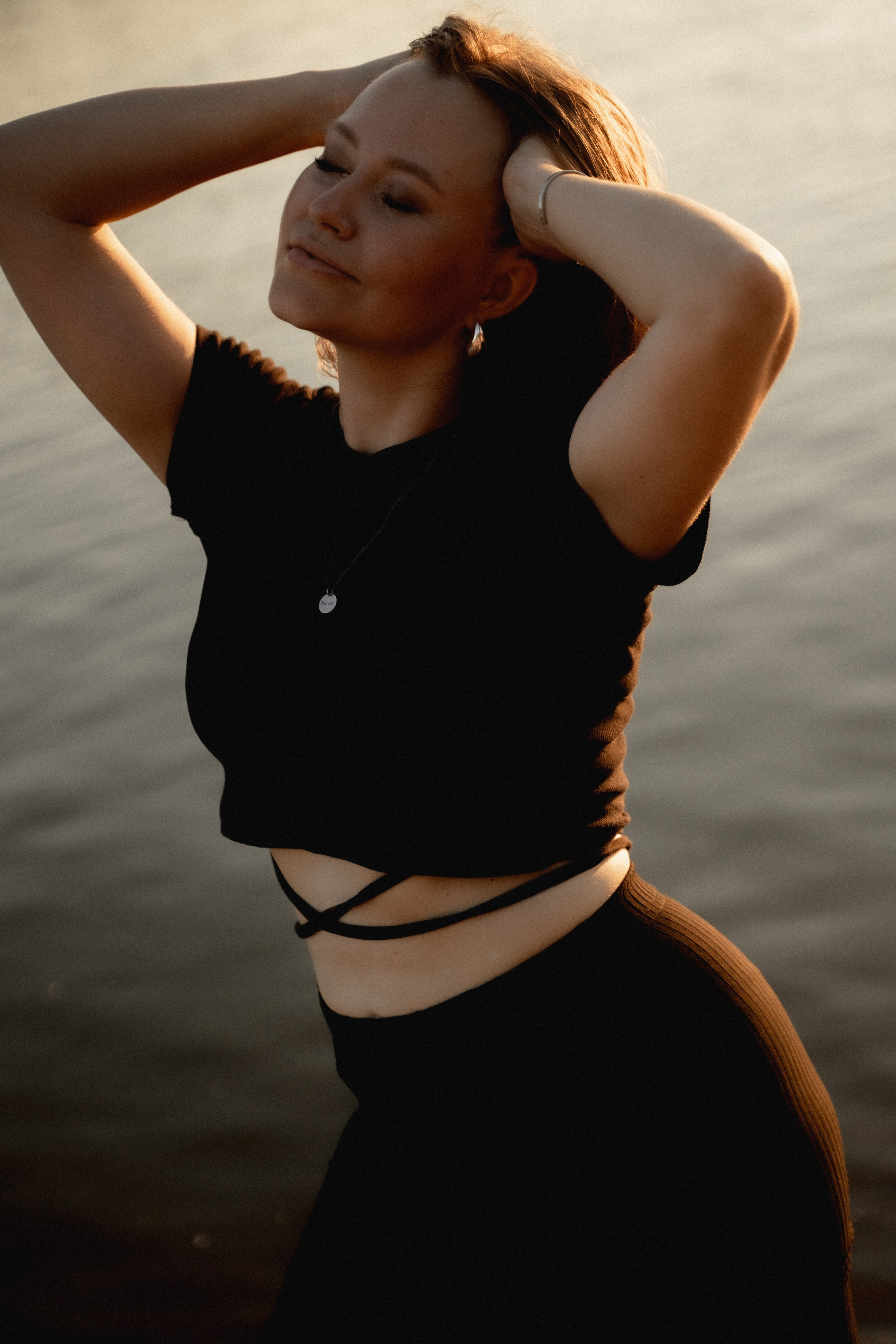 Девушки на берегу