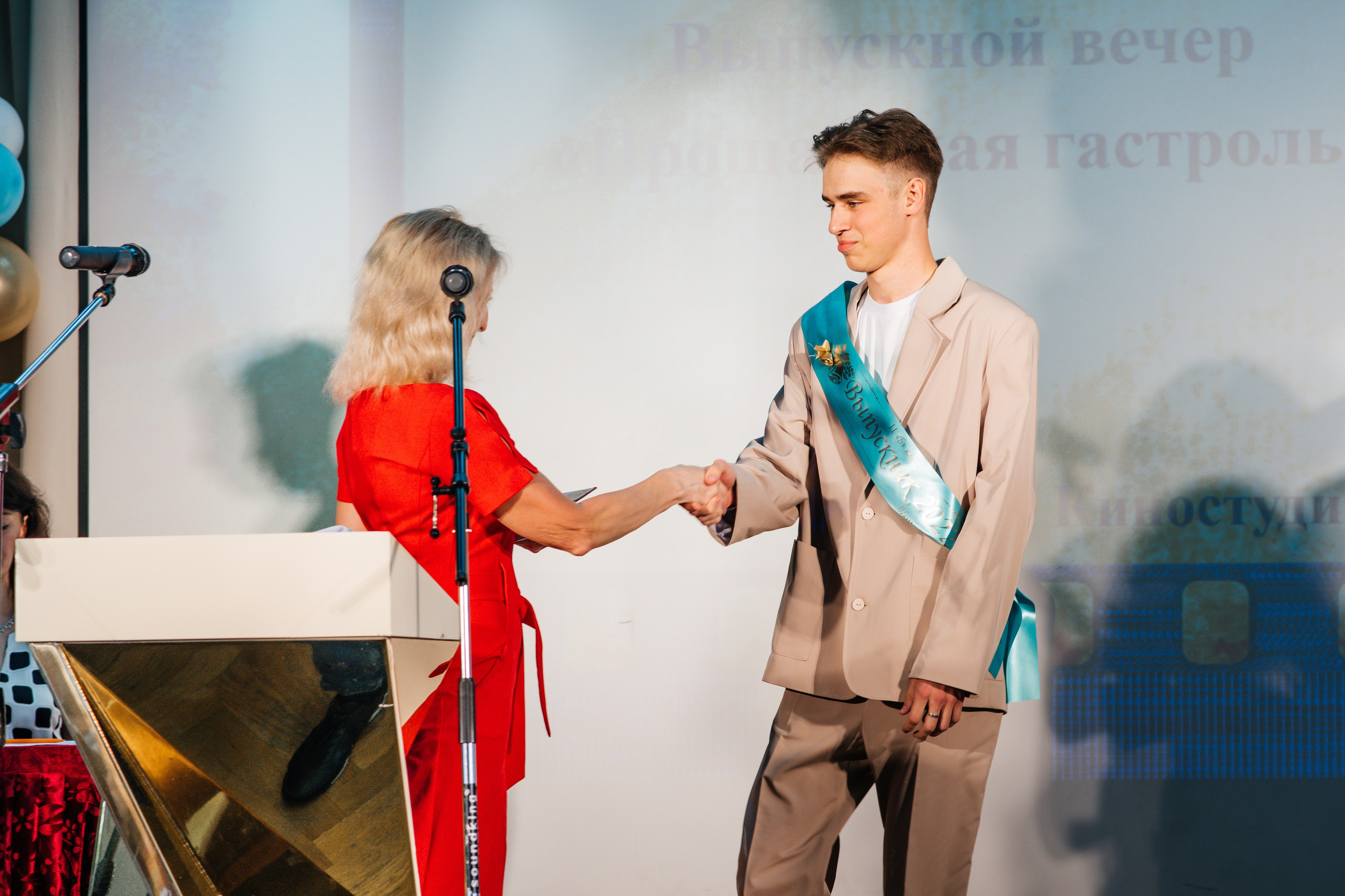 Вручение аттестатов. Выпускные альбомы в Подольске Москве и МО