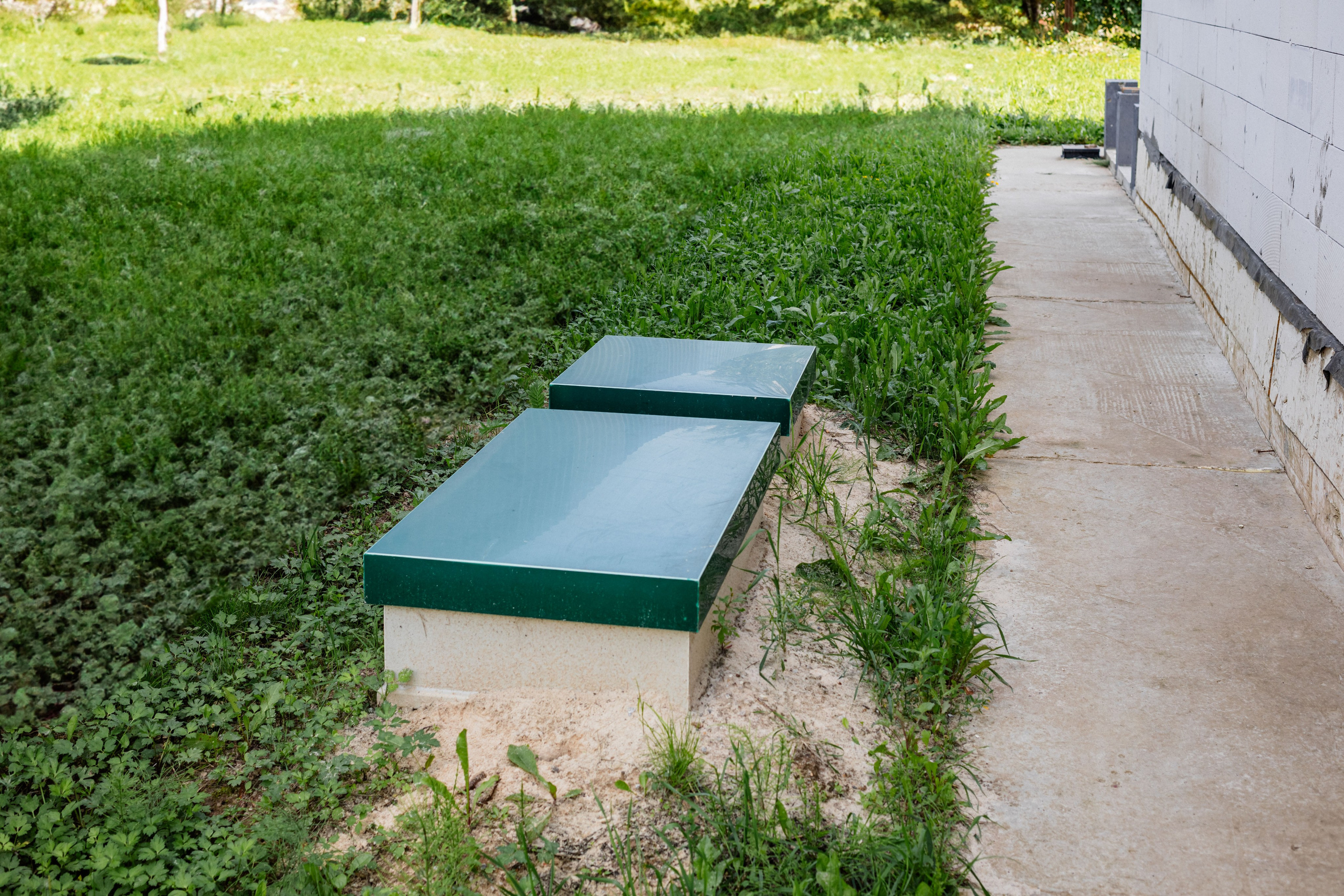 Готовый каркас дома с установленной кровлей и окнами.Чепелево