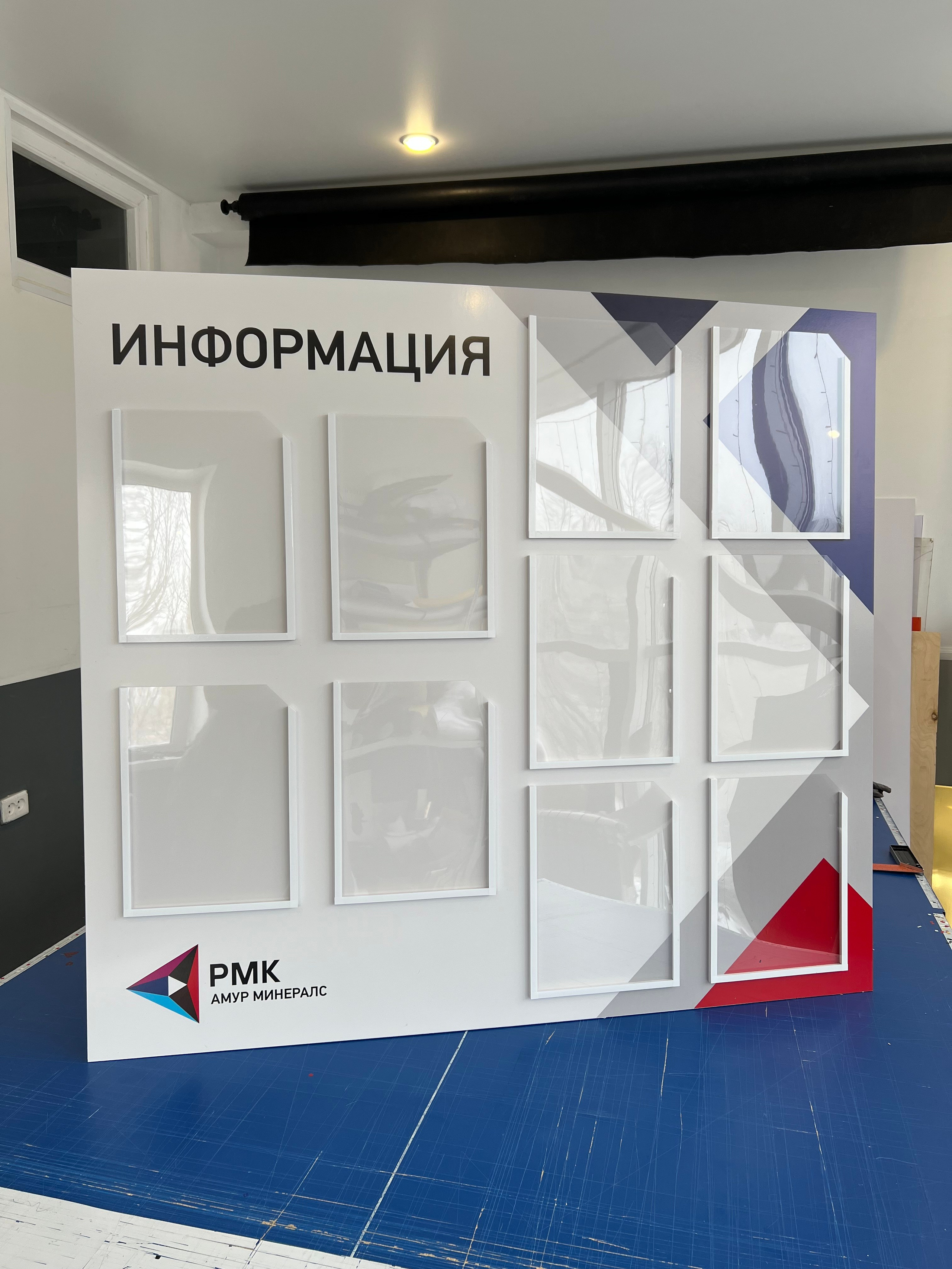 Фотографии офисных табличек, информационных стендов, вывесок