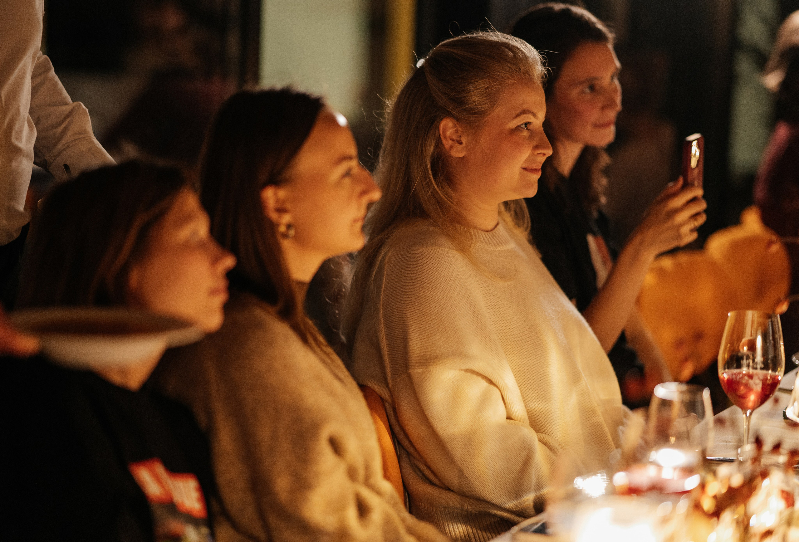 Невероятно атмосферный семейный ужин. Wedding photographer in Moscow and around the world Andrey Medvednikov