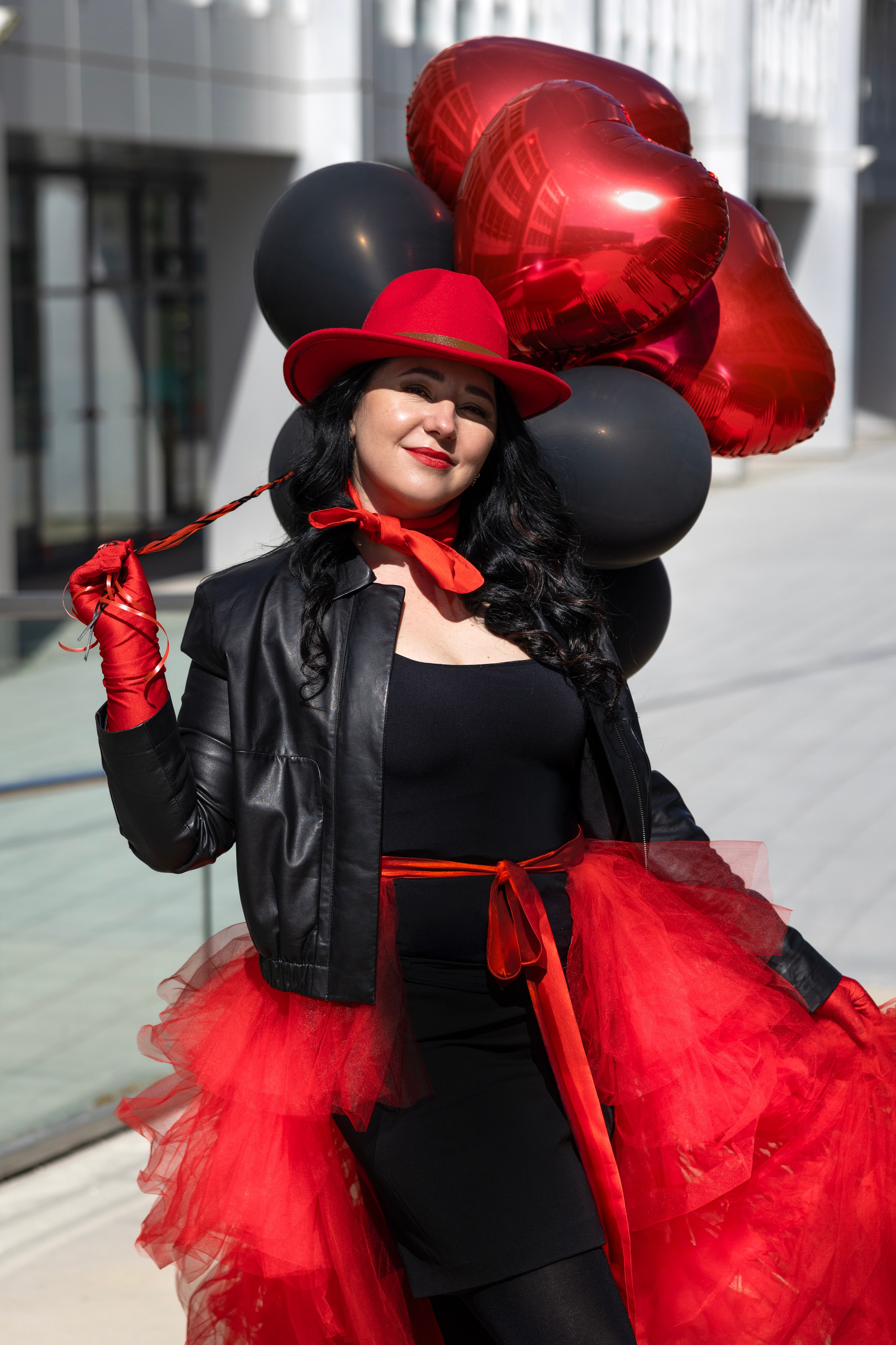 Balloons and red skirt. Photographer in Munich